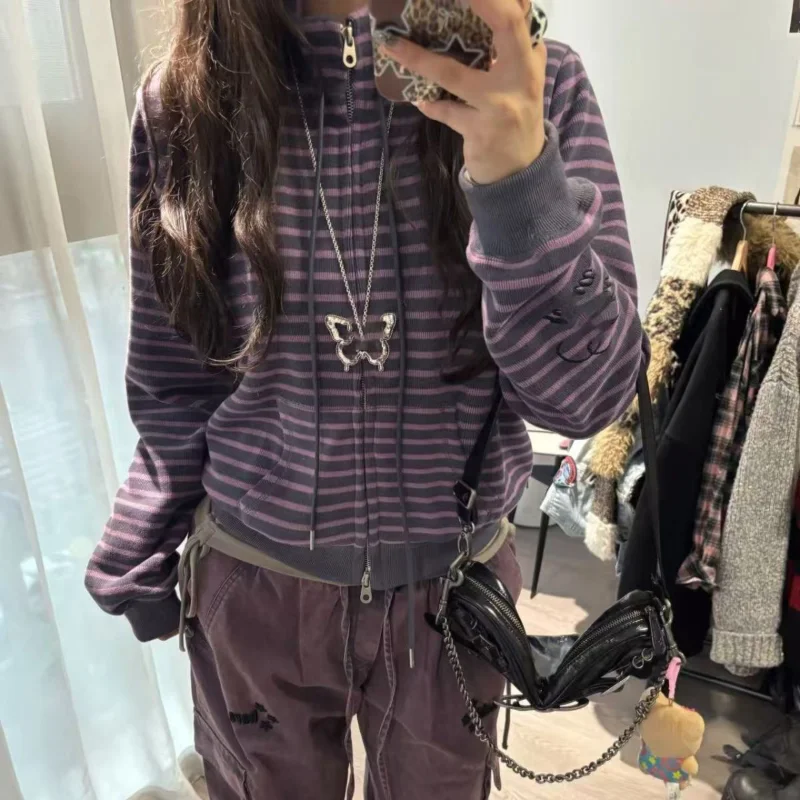 Американский ретро фиолетовый полосатый свитшот женский весенне-осенний ленивый приталенный крой на молнии короткие пальто повседневная толстовка с капюшоном в стиле гранж Y2k
Американский ретро фиолетовый полосатый свитшот женский весенне-осенний ленивый приталенный крой на молнии короткие пальто повседневная толстовка с капюшоном в стиле гранж Y2k