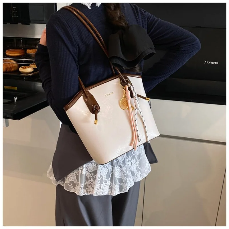 Fashionable Leather Women's Handbag Luxury Brand Elegant Classic Trendy Paris Designer Daily Bag
Fashionable Leather Women's Handbag Luxury Brand Elegant Classic Trendy Paris Designer Daily Bag