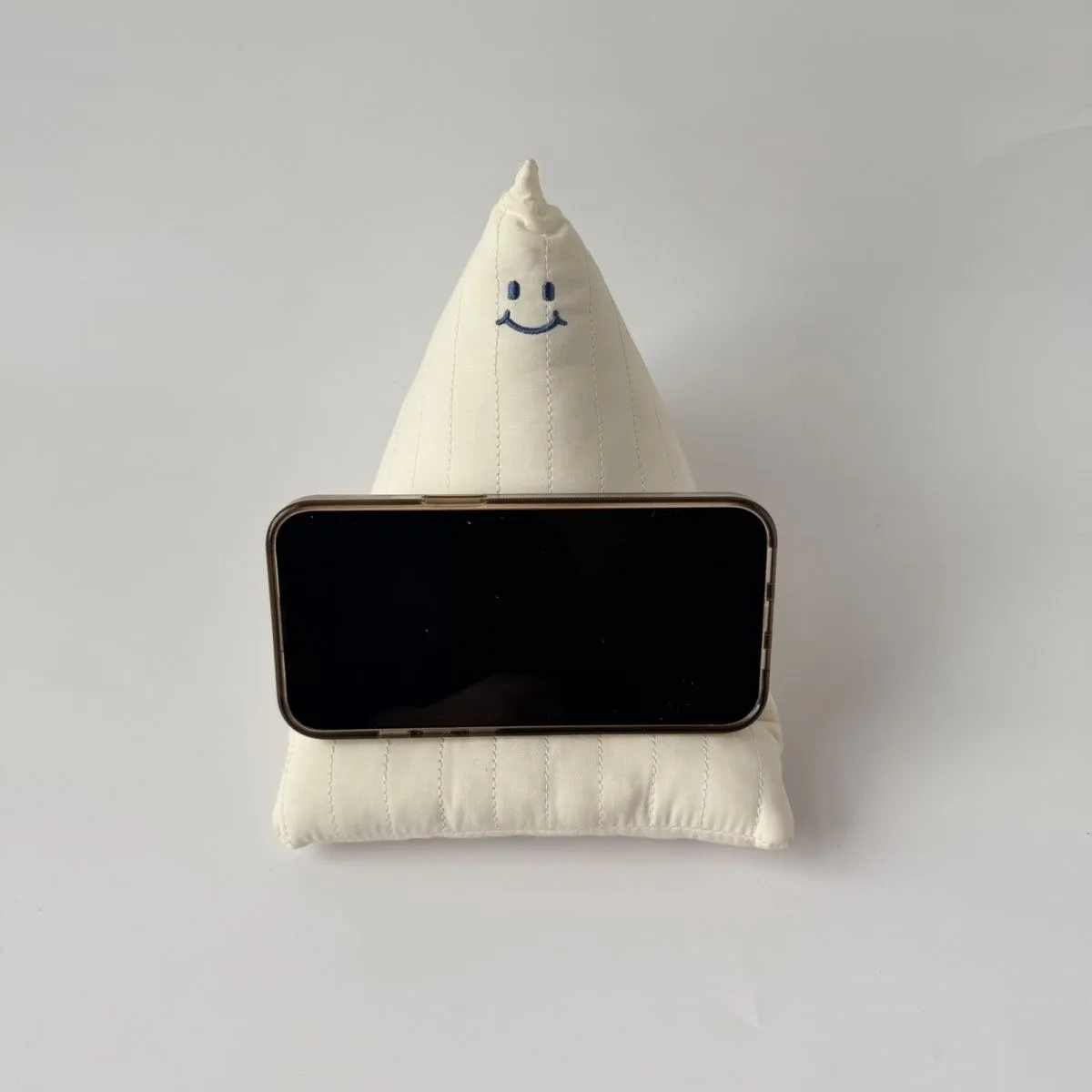 Smiling Triangle Quilted Phone Stand Cute Cartoon Desktop Lazy Stand Soft Scratch resistant Drama Support Artifact
Smiling Triangle Quilted Phone Stand Cute Cartoon Desktop Lazy Stand Soft Scratch resistant Drama Support Artifact