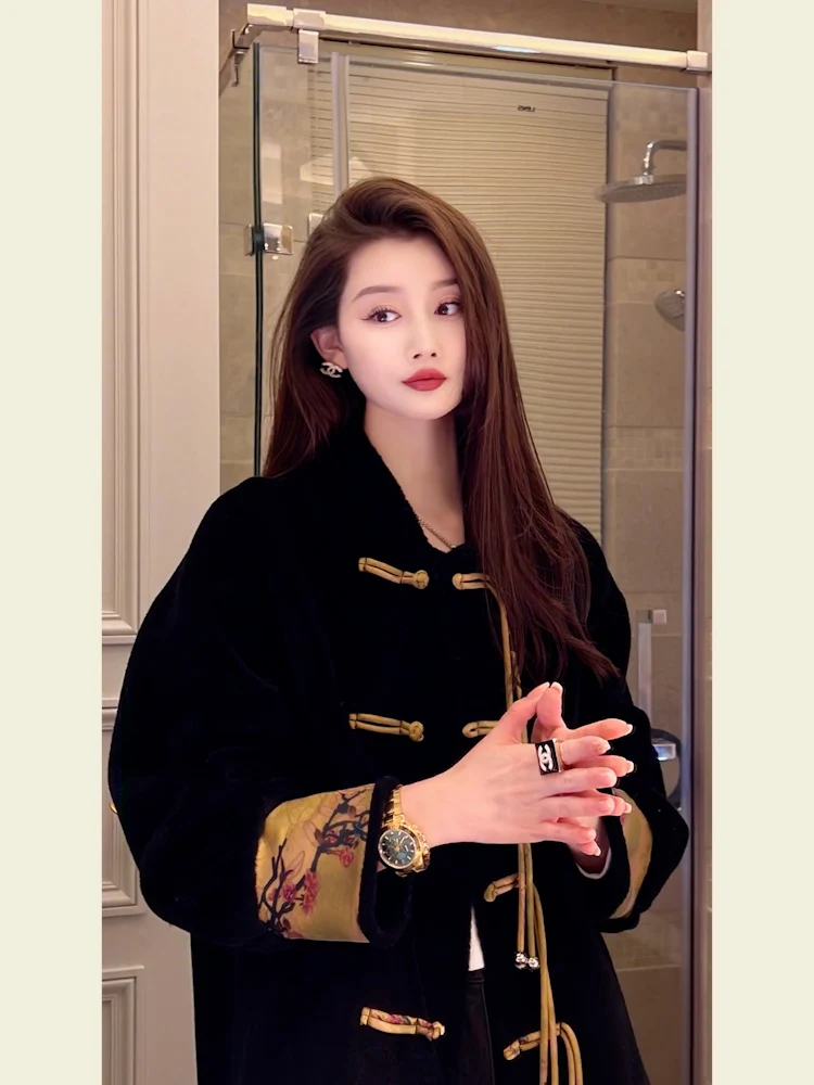 New Chinese Style Woolen Coat with Button Design Lamb Fur And Fur Women's Autumn Winter Fashionable Slim Fit Short Coat
New Chinese Style Woolen Coat with Button Design Lamb Fur And Fur Women's Autumn Winter Fashionable Slim Fit Short Coat