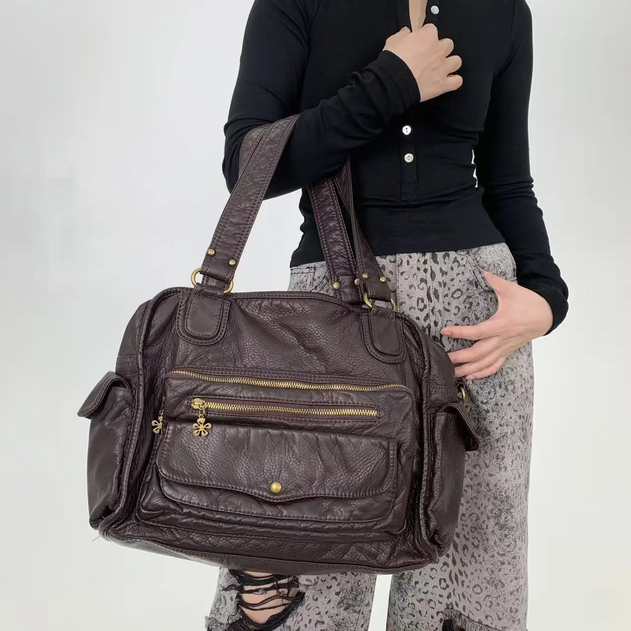 Street retro multi pocket personalized shoulder bag with large capacity Y2K vintage crossbody bag
Street retro multi pocket personalized shoulder bag with large capacity Y2K vintage crossbody bag