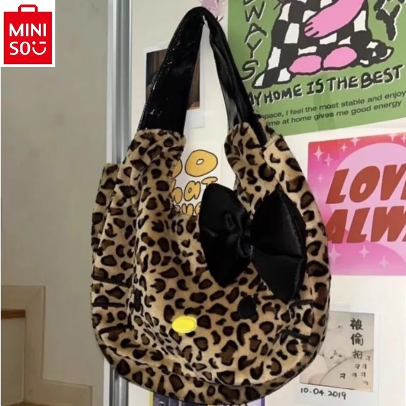 MINISO hello Kitty high-quality leopard print plush new bow cute girl handbag large capacity versatile storage tote bag
MINISO hello Kitty high-quality leopard print plush new bow cute girl handbag large capacity versatile storage tote bag
