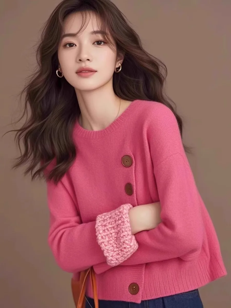 European Style Chic Button Knitted Sweater Women 2025 Spring New O-neck Long Sleeved Loose Top Solid Color Versatile Pullover
European Style Chic Button Knitted Sweater Women 2025 Spring New O-neck Long Sleeved Loose Top Solid Color Versatile Pullover