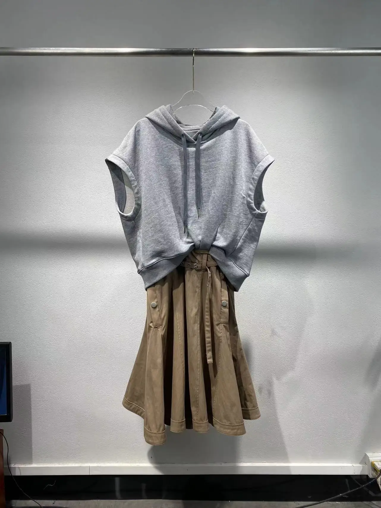 Fake two color combination hooded sleeveless dress temperament casual pleated women's dress 2025 summer new
Fake two color combination hooded sleeveless dress temperament casual pleated women's dress 2025 summer new