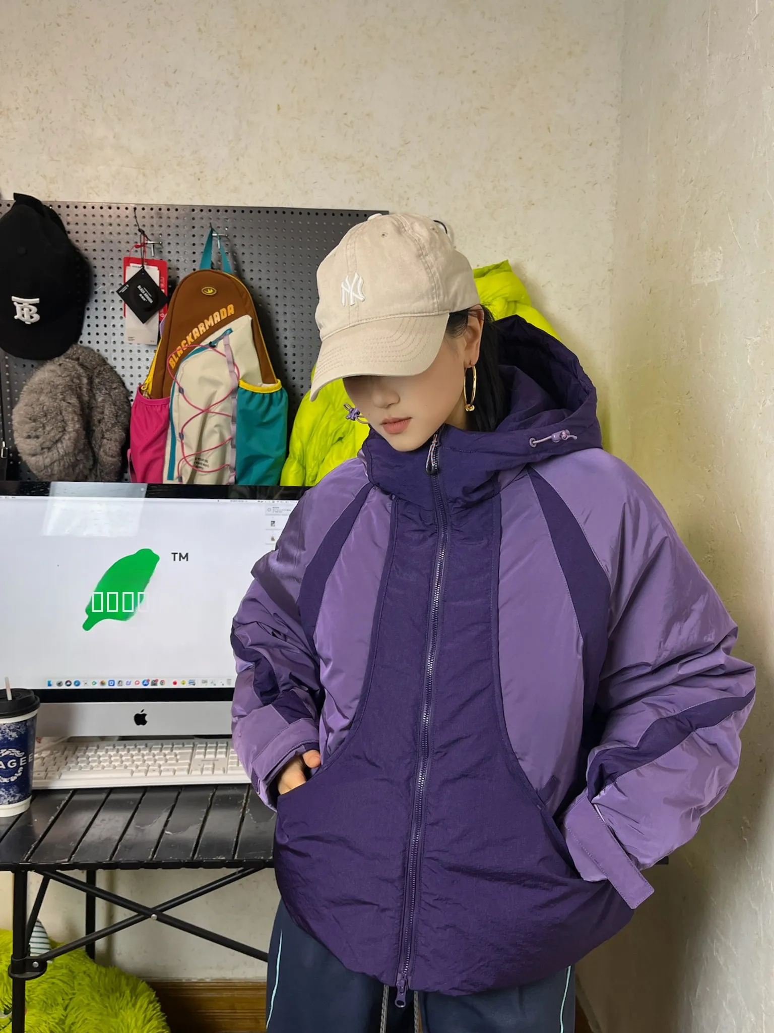 Женская зимняя пуховая куртка для активного отдыха, ветрозащитная, водоотталкивающая, теплая, из нейлоновой ткани, стандартный крой
Женская зимняя пуховая куртка для активного отдыха, ветрозащитная, водоотталкивающая, теплая, из нейлоновой ткани, стандартный крой