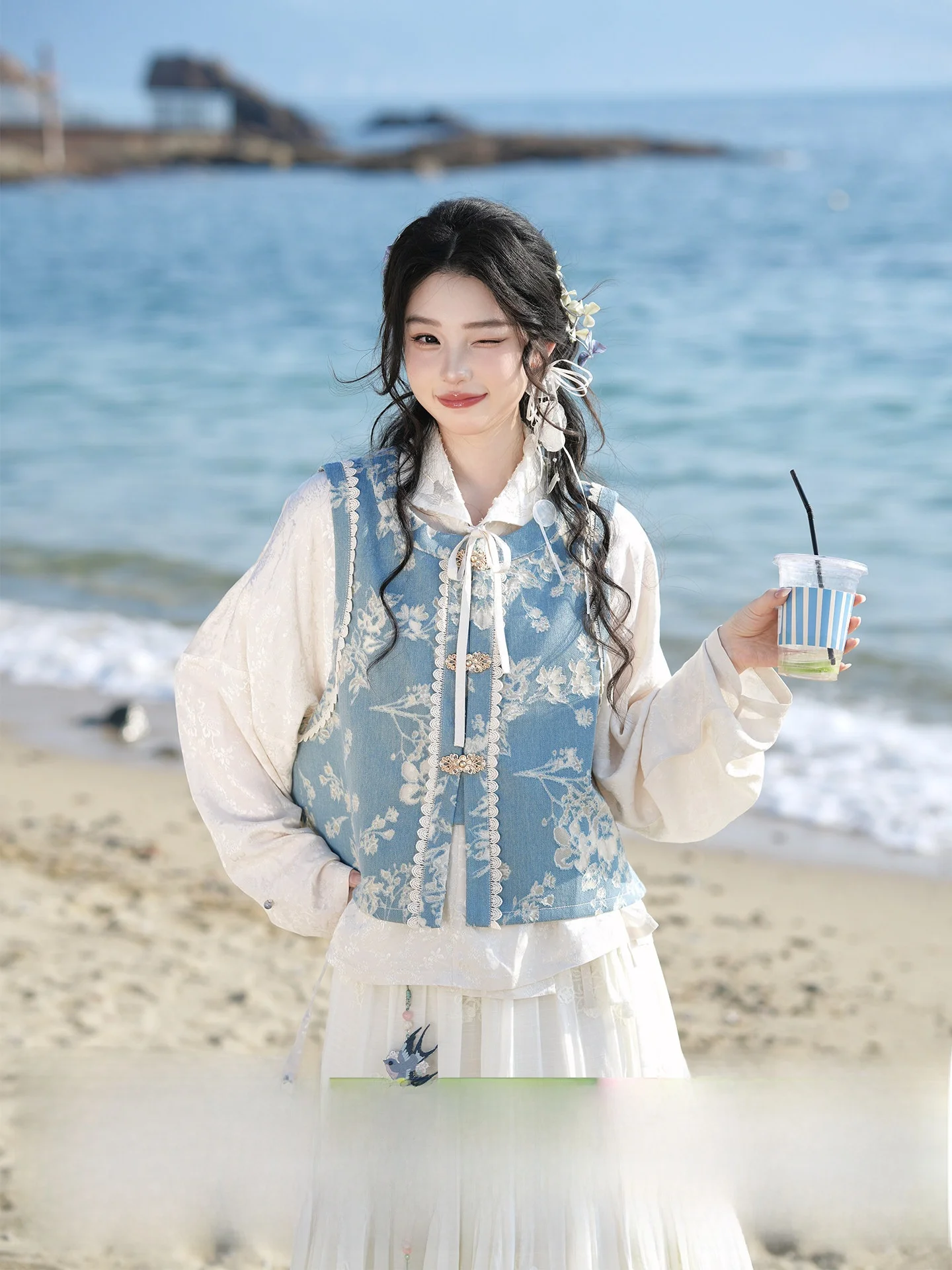 Комплект July Evening Original Qingshan: джинсовая рубашка с вышивкой и универсальная юбка для девочек-подростков, повседневный стиль, весенняя коллекция
Комплект July Evening Original Qingshan: джинсовая рубашка с вышивкой и универсальная юбка для девочек-подростков, повседневный стиль, весенняя коллекция