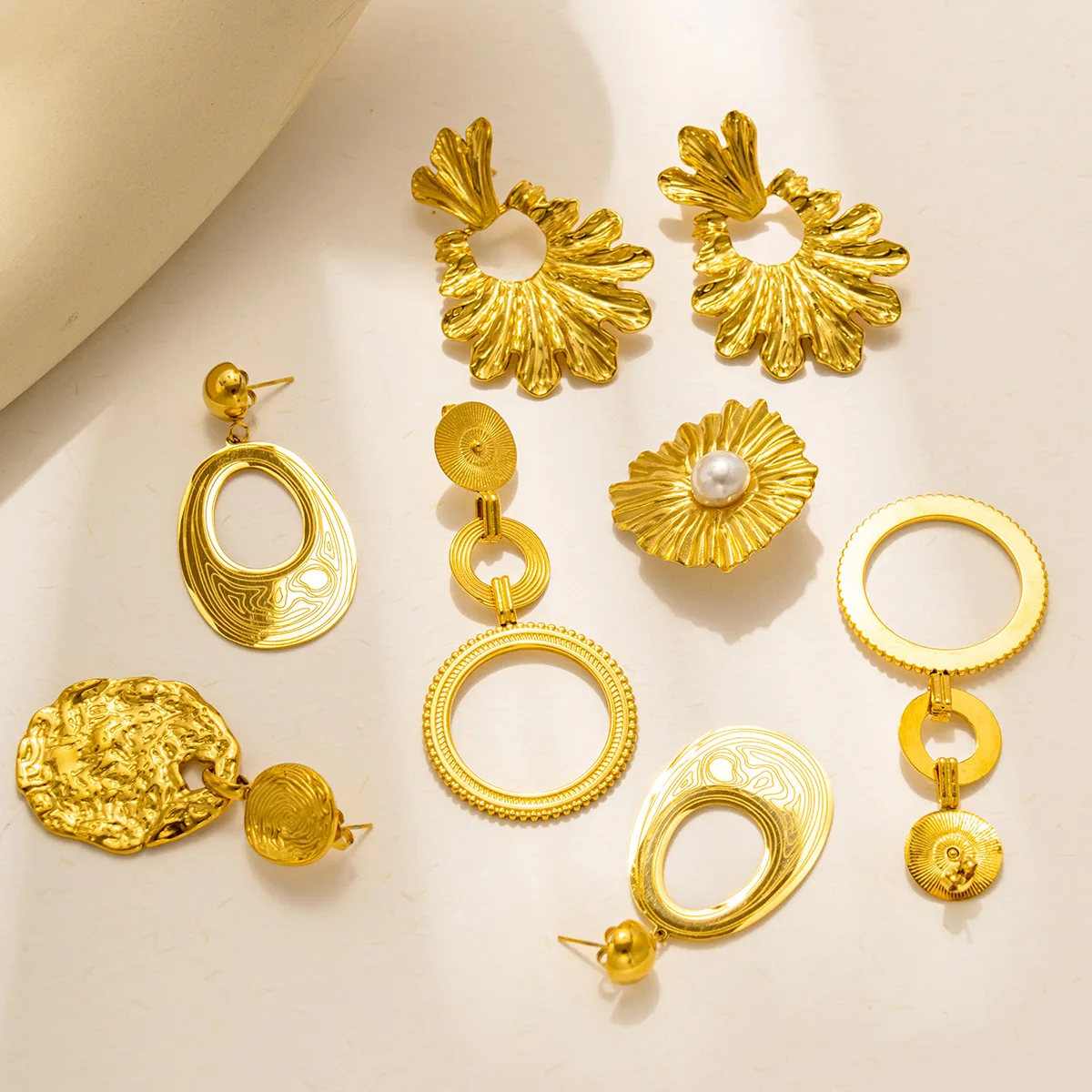 Golden New Fashion Jewelry Woman's High Quality Stainless Steel Hollow Round Stud Earrings RJ031
Golden New Fashion Jewelry Woman's High Quality Stainless Steel Hollow Round Stud Earrings RJ031