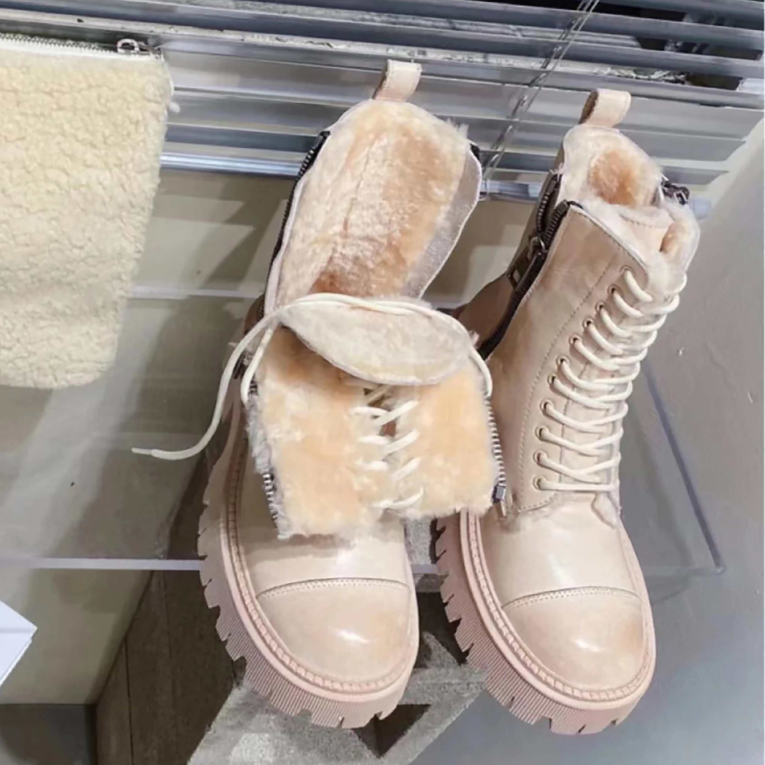 Genuine Leather Fur Martin Boots Women Round Toe Lace-up Ankle Boots Ladies Square Middle Heels Winter Warm Short Snow Boots Hot
Genuine Leather Fur Martin Boots Women Round Toe Lace-up Ankle Boots Ladies Square Middle Heels Winter Warm Short Snow Boots Hot