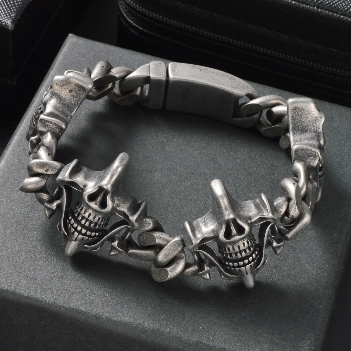 Antique Silver Skull Cuban Link Bracelet Men Retro Gothic Biker Stainless Steel Statement Jewelry Women Vintage Bangle Chain
Antique Silver Skull Cuban Link Bracelet Men Retro Gothic Biker Stainless Steel Statement Jewelry Women Vintage Bangle Chain