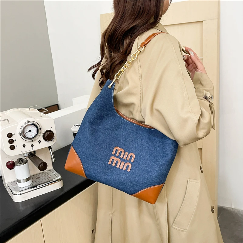 Универсальная кожаная сумка для женщин — трансформируемая сумка-тоут и сумка через плечо с золотой фурнитурой и логотипом люксового бренда
Универсальная кожаная сумка для женщин — трансформируемая сумка-тоут и сумка через плечо с золотой фурнитурой и логотипом люксового бренда