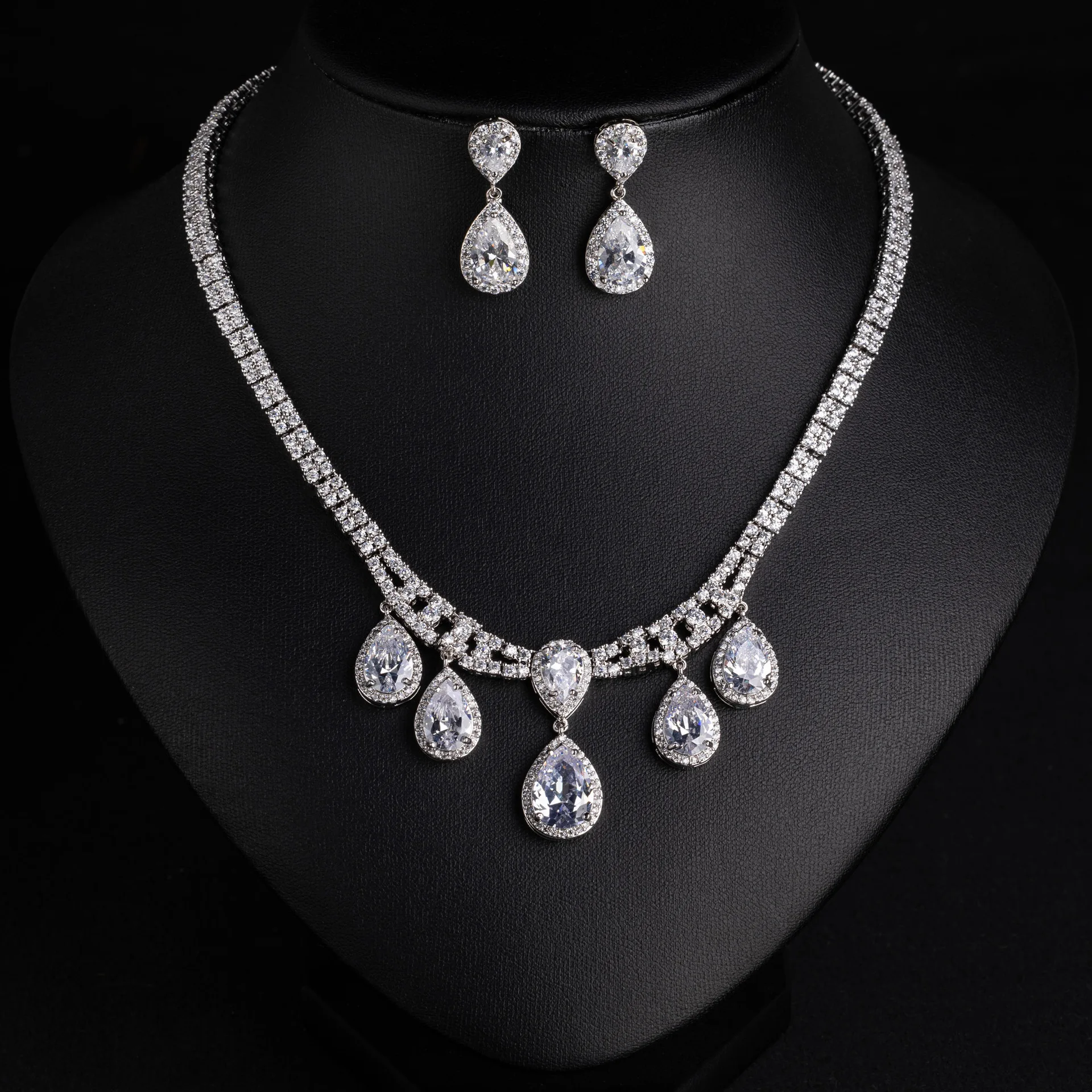 Women's Flash Diamond Zircon Necklace and Earring Set
Women's Flash Diamond Zircon Necklace and Earring Set