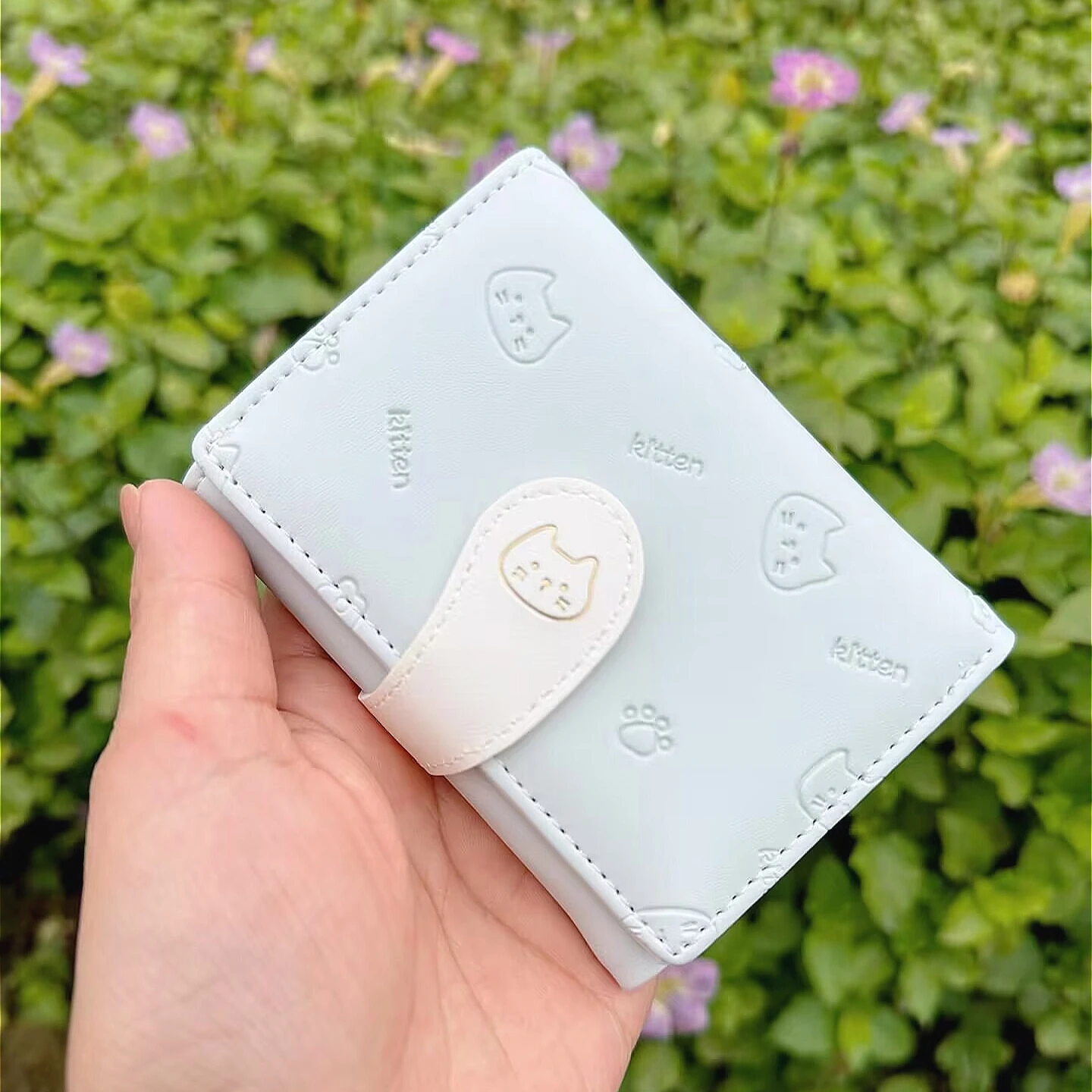 Милая женская сумка для карт, модная пряжка с мультяшным котом и принтом из искусственной кожи, короткий тройной кошелек для монет
Милая женская сумка для карт, модная пряжка с мультяшным котом и принтом из искусственной кожи, короткий тройной кошелек для монет