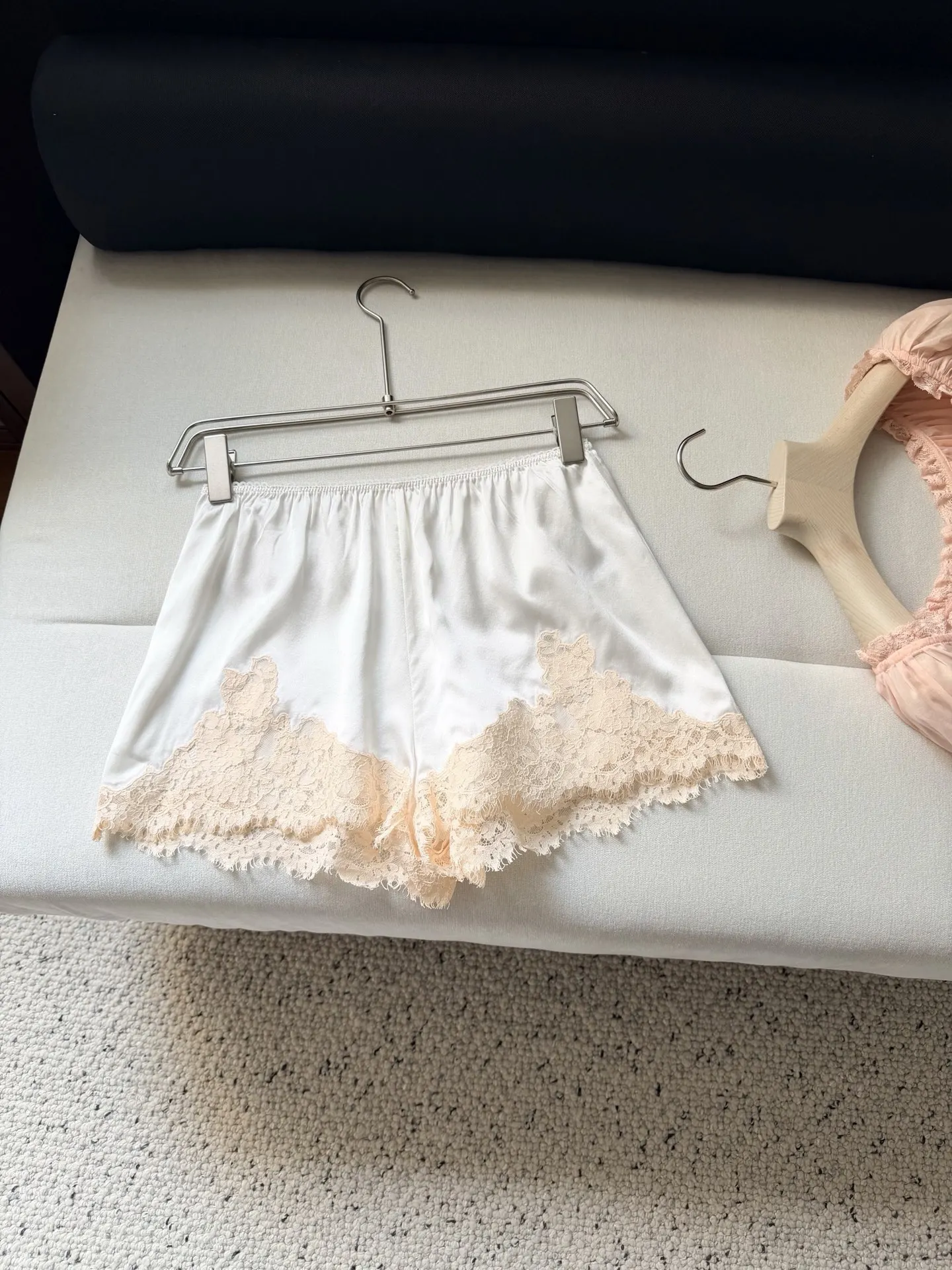 Summer Women Loose Two-Piece Set O-Neck Short Sleeve Cotton Pink Shirt + Lace Embroidery Spliced Elastic Waist Silk Shorts Suits
Summer Women Loose Two-Piece Set O-Neck Short Sleeve Cotton Pink Shirt + Lace Embroidery Spliced Elastic Waist Silk Shorts Suits