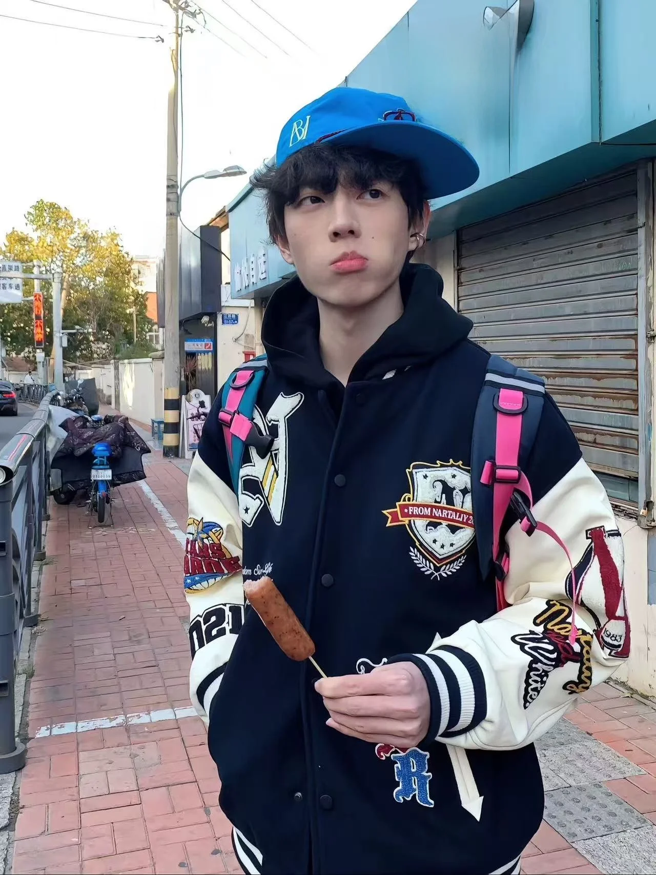 Loose Fit American Sle High Street Jaet with Embroidered Leather Sves for Men And Women Trendy Baseball Coat Design
Loose Fit American Sle High Street Jaet with Embroidered Leather Sves for Men And Women Trendy Baseball Coat Design