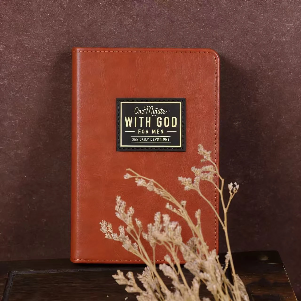 Мужская книга «Минута с Богом: 365 ежедневных утренних молитв» — ежедневное чтение из Библии и молитвенный дневник с элегантной обложкой и золотым тиснением.
Мужская книга «Минута с Богом: 365 ежедневных утренних молитв» — ежедневное чтение из Библии и молитвенный дневник с элегантной обложкой и золотым тиснением.