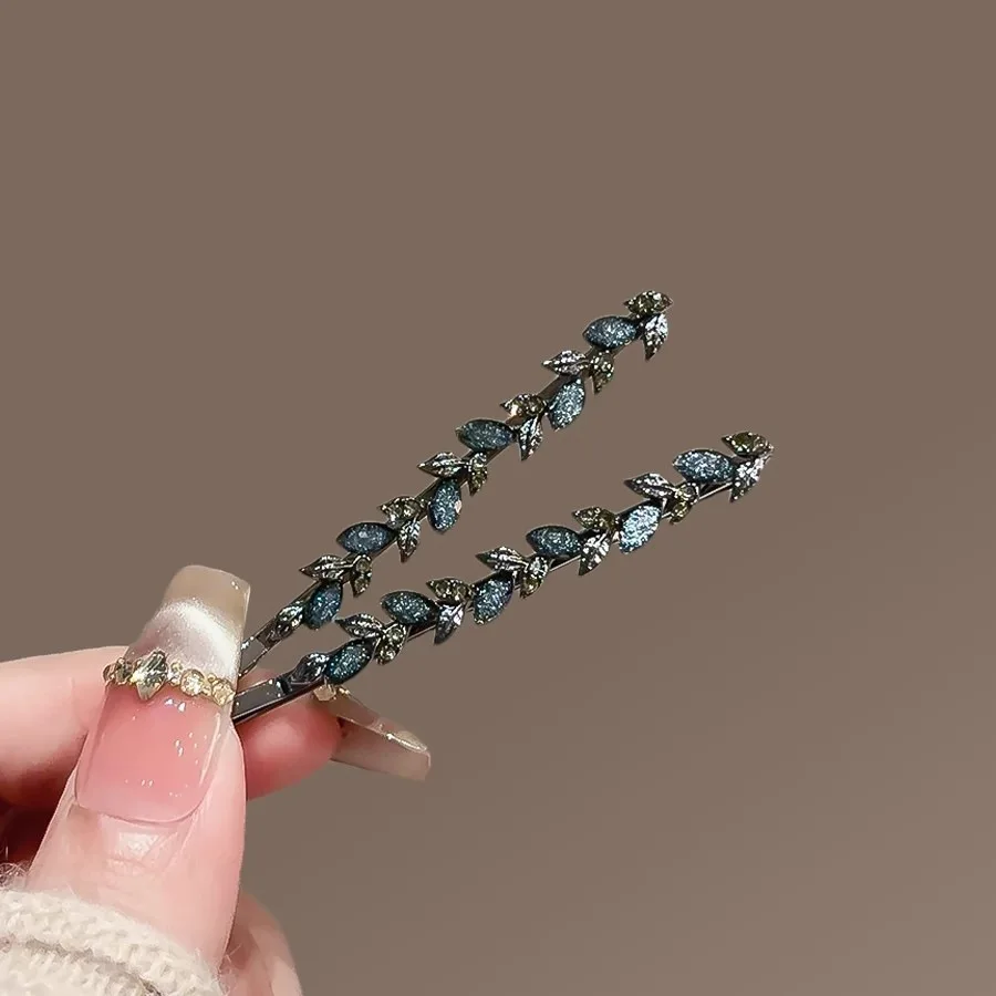 2Pcs/set Exquisite Rhinestone Glaze Leaf Hairpin Cute and Sweet Women's Bangs Side Clip Simple Korean Style Hair Accessories
2Pcs/set Exquisite Rhinestone Glaze Leaf Hairpin Cute and Sweet Women's Bangs Side Clip Simple Korean Style Hair Accessories