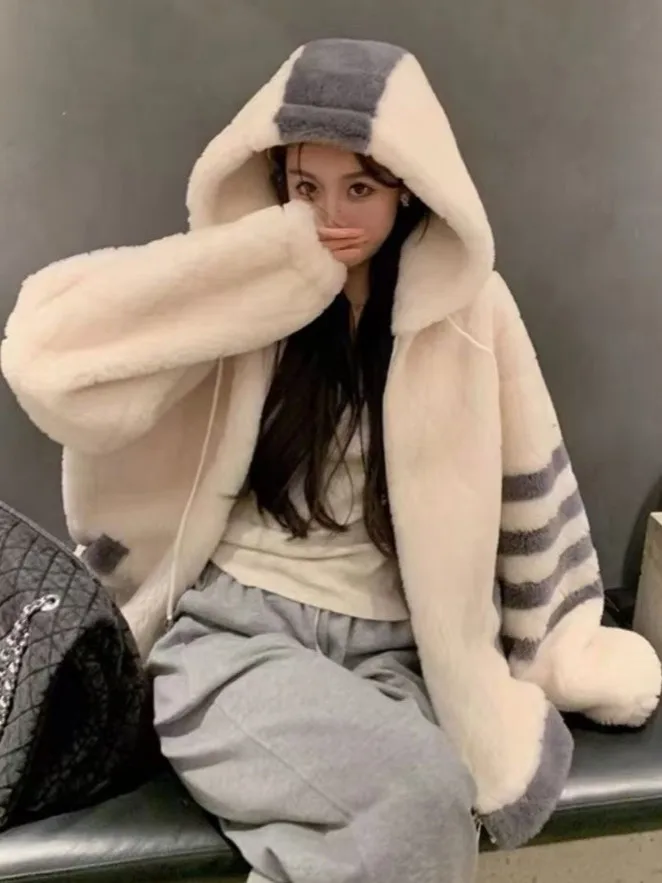 Korean Sle Women's Thiened Loose Lamb Fur Jaet Warm Coat Artificial Rabbit Fur ort Outerwear Spring 2026
Korean Sle Women's Thiened Loose Lamb Fur Jaet Warm Coat Artificial Rabbit Fur ort Outerwear Spring 2026