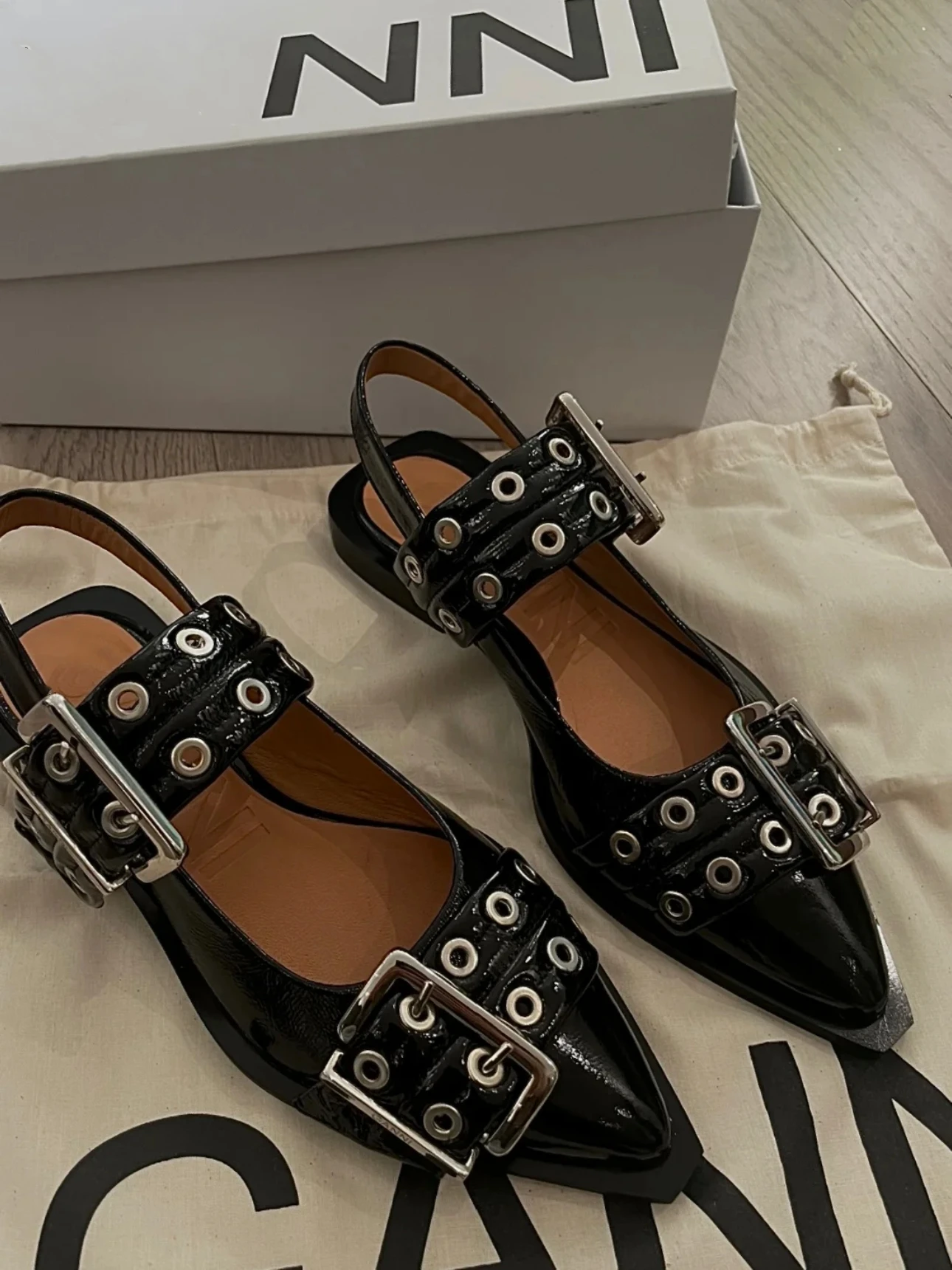 Cool Metal Belt Bule Flat Bot Pointed Toe Retro Outdoor Sandals Women's Faionable Leather Strap Glue-Welded Rubber Sole
Cool Metal Belt Bule Flat Bot Pointed Toe Retro Outdoor Sandals Women's Faionable Leather Strap Glue-Welded Rubber Sole