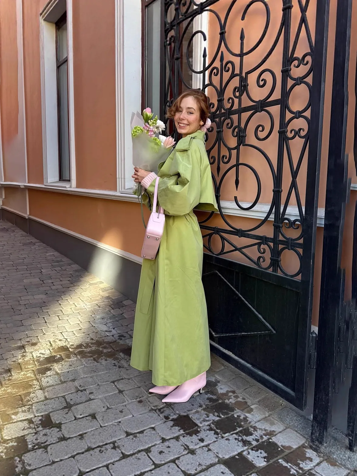 Женская ветровка с отложным воротником и шнуровкой на талии, зеленая, в европейском и американском стиле, простой дизайн, тренчкот.
Женская ветровка с отложным воротником и шнуровкой на талии, зеленая, в европейском и американском стиле, простой дизайн, тренчкот.