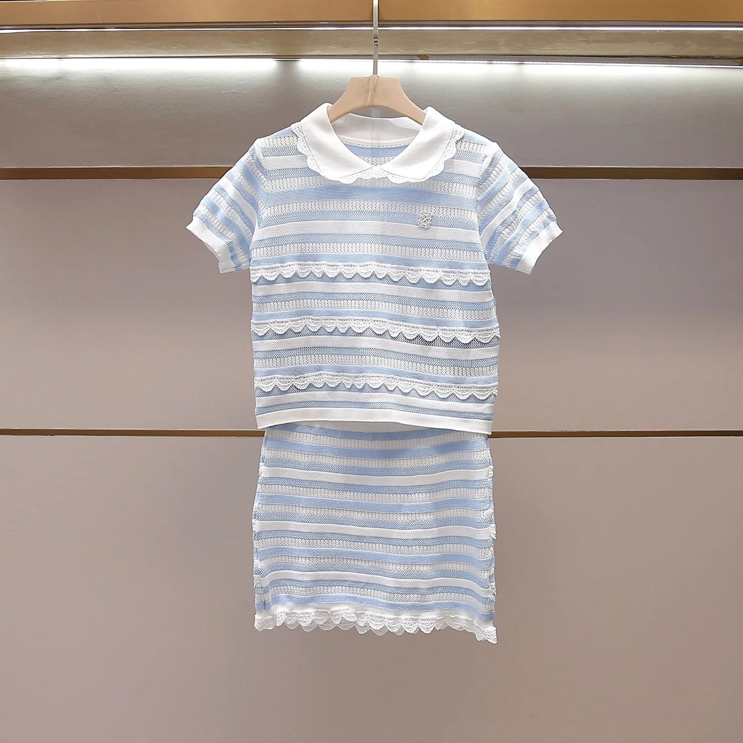Sweet Doll Collar Knitted Top And Skirt Set Women's Summer New Style Half-length Skirt Striped Ensemble Fashionable Commute
Sweet Doll Collar Knitted Top And Skirt Set Women's Summer New Style Half-length Skirt Striped Ensemble Fashionable Commute