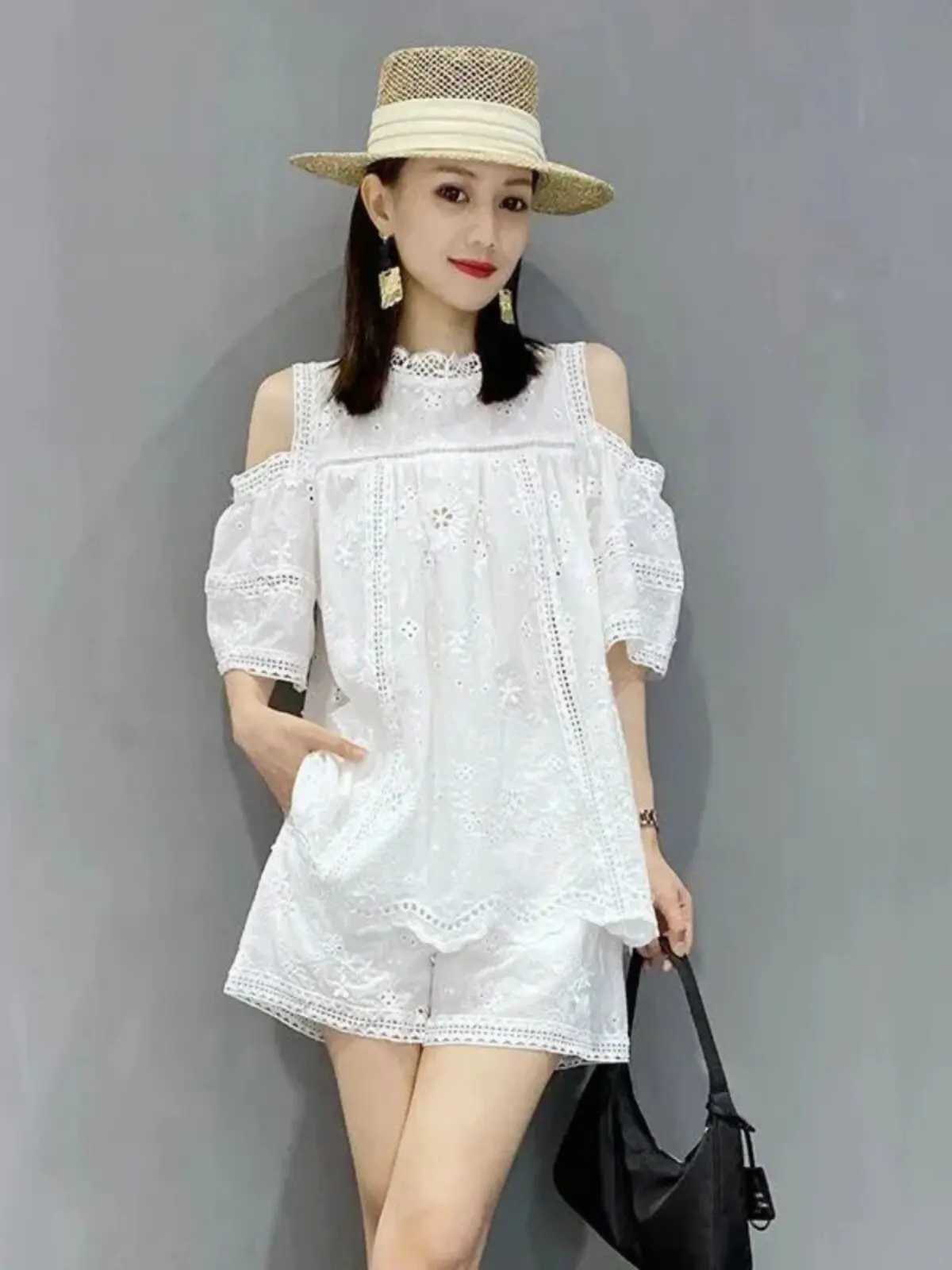 Fashion Set Women's Summer 2026 New Korean Version Hollow Embroidery Fashion Shorts Two-piece Set
Fashion Set Women's Summer 2026 New Korean Version Hollow Embroidery Fashion Shorts Two-piece Set