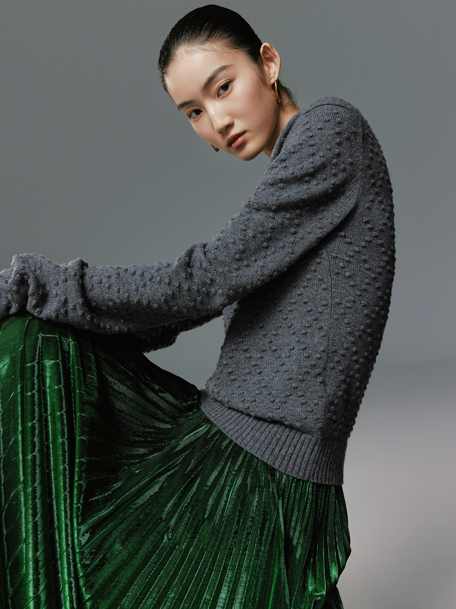 Модный шерстяной вязаный свитер с V-образным вырезом и длинными рукавами, с ромбовидным узором, для повседневной носки, коллекция Year-End Fashion Sport Line
Модный шерстяной вязаный свитер с V-образным вырезом и длинными рукавами, с ромбовидным узором, для повседневной носки, коллекция Year-End Fashion Sport Line