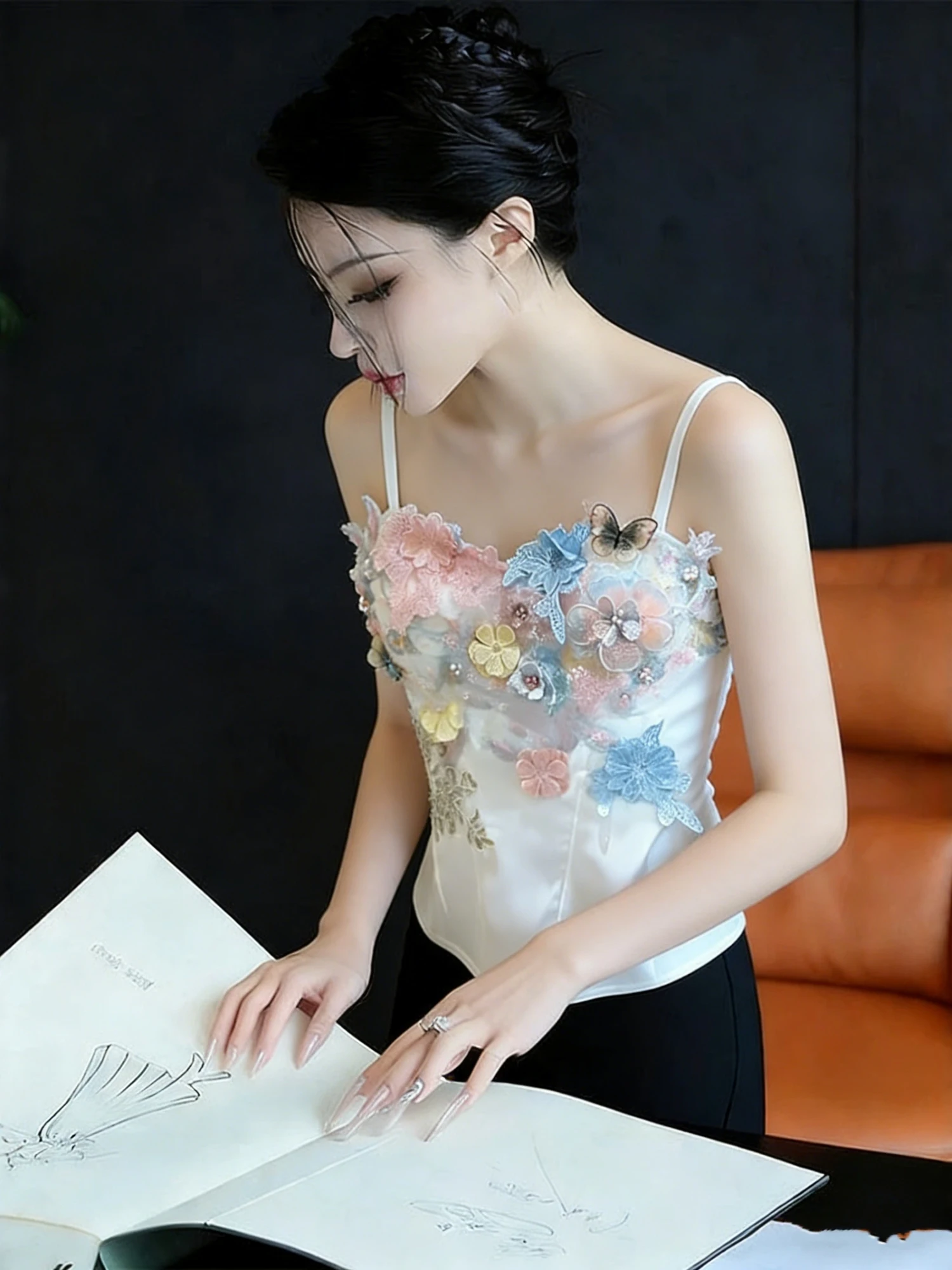 Женский летний топ Pure Desire из атласа с вышивкой, на бретельках, приталенный, с красивым внутренним дизайном, для ношения как нижний слой или как верхняя одежда
Женский летний топ Pure Desire из атласа с вышивкой, на бретельках, приталенный, с красивым внутренним дизайном, для ношения как нижний слой или как верхняя одежда