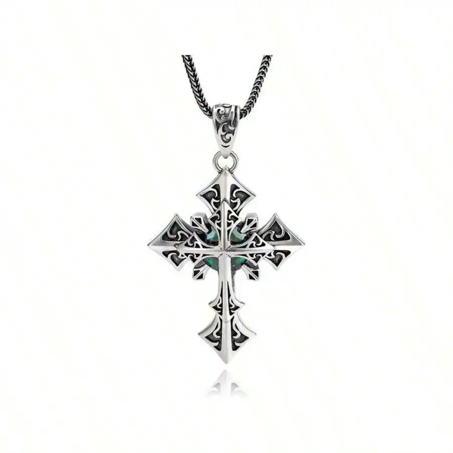 Изысканное ожерелье с подвеской в виде креста с зеленой вставкой, серебристая цепочка в готическом стиле.
Изысканное ожерелье с подвеской в виде креста с зеленой вставкой, серебристая цепочка в готическом стиле.