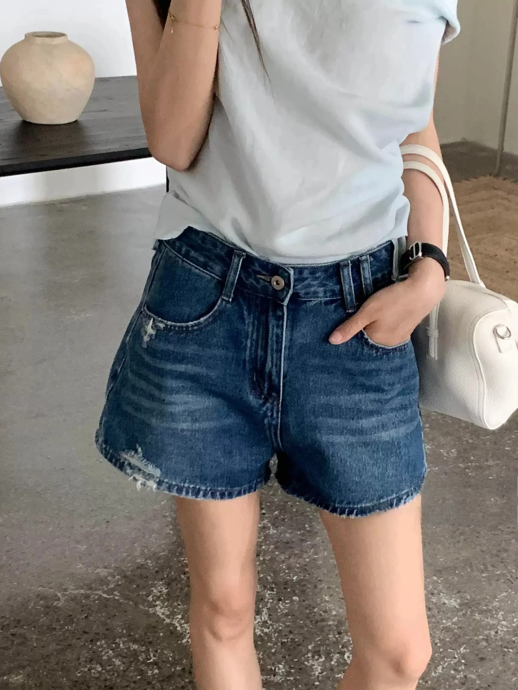 American High Street Distressed Denim Shorts Women Summer New High Waist Slimming Hot Pants Washed Old A-Line Heat Pants
American High Street Distressed Denim Shorts Women Summer New High Waist Slimming Hot Pants Washed Old A-Line Heat Pants