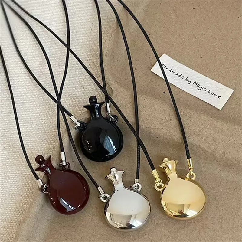 2025 New Metal Perfume Bottle Necklace for Women Unique Minimalist Design High-End Feelings Versatile Long Sweater Chain Jewelry
2025 New Metal Perfume Bottle Necklace for Women Unique Minimalist Design High-End Feelings Versatile Long Sweater Chain Jewelry