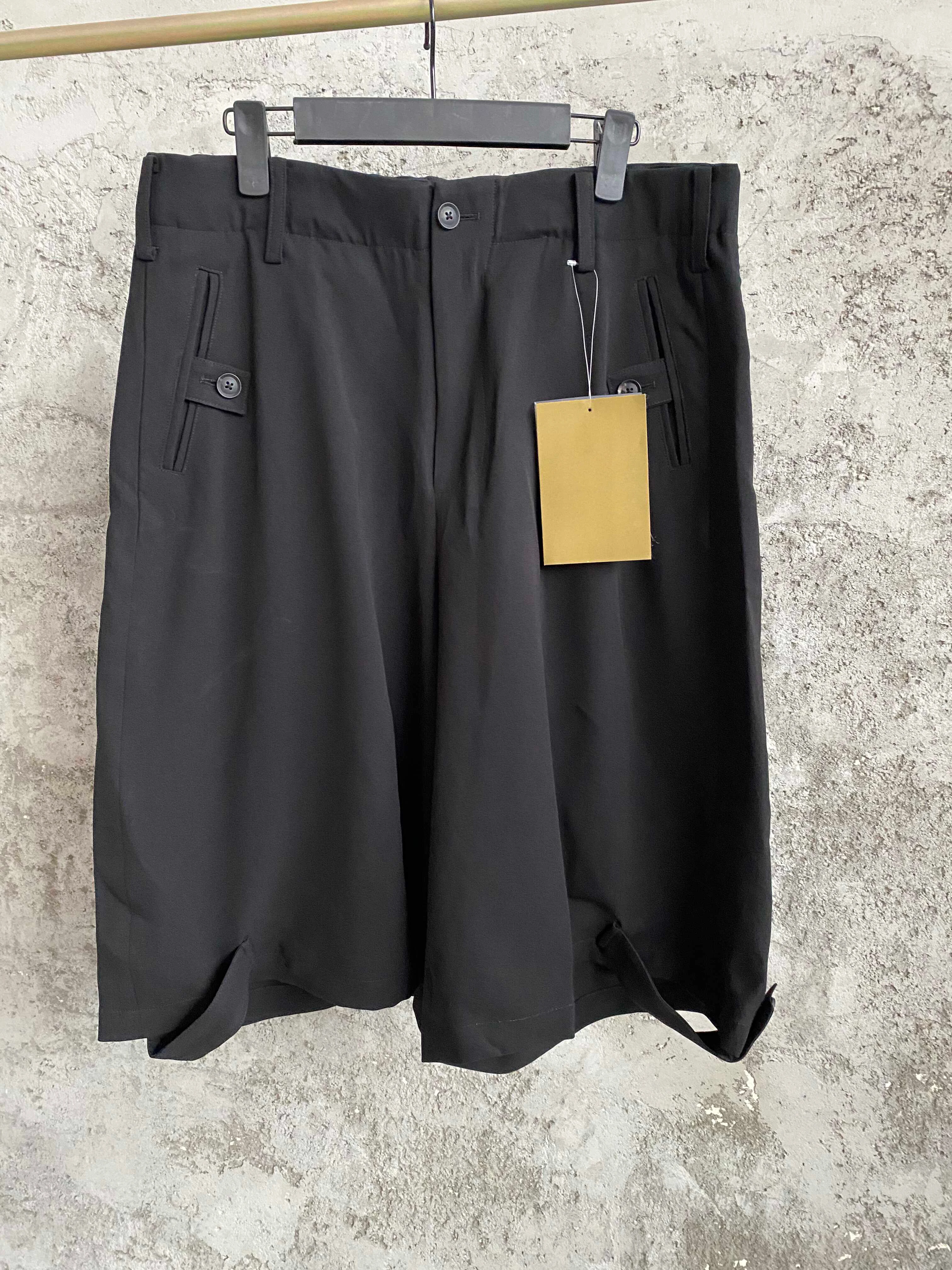 TOP-YAMAMOTO black casual capriel shorts with wide underpants and a straight silhouette for men
TOP-YAMAMOTO black casual capriel shorts with wide underpants and a straight silhouette for men