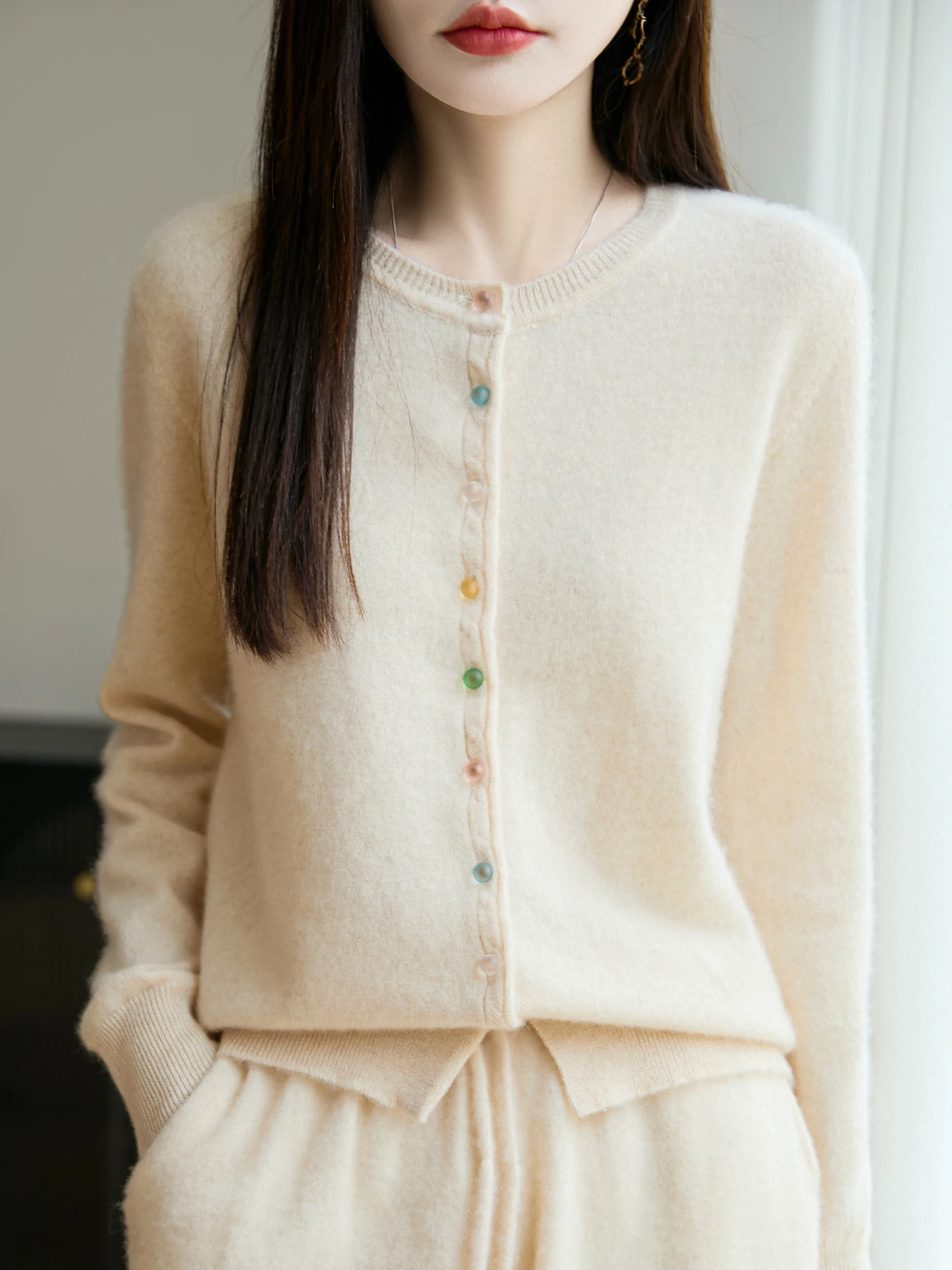 TLOML женский шерстяной кардиган с круглым вырезом и кристаллами на пуговицах, однотонный кашемировый свитер с длинными рукавами, трикотаж из 100% мериносовой шерсти, осенне-зимние топы
TLOML женский шерстяной кардиган с круглым вырезом и кристаллами на пуговицах, однотонный кашемировый свитер с длинными рукавами, трикотаж из 100% мериносовой шерсти, осенне-зимние топы