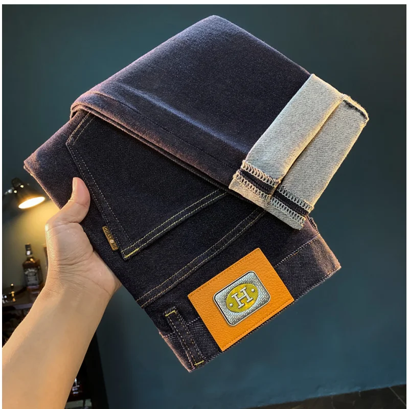 Мужские джинсы, трендовая универсальная темно-синяя повседневная мужская одежда, осень 2021, новые высококачественные брюки с маленькими штанинами
Мужские джинсы, трендовая универсальная темно-синяя повседневная мужская одежда, осень 2021, новые высококачественные брюки с маленькими штанинами