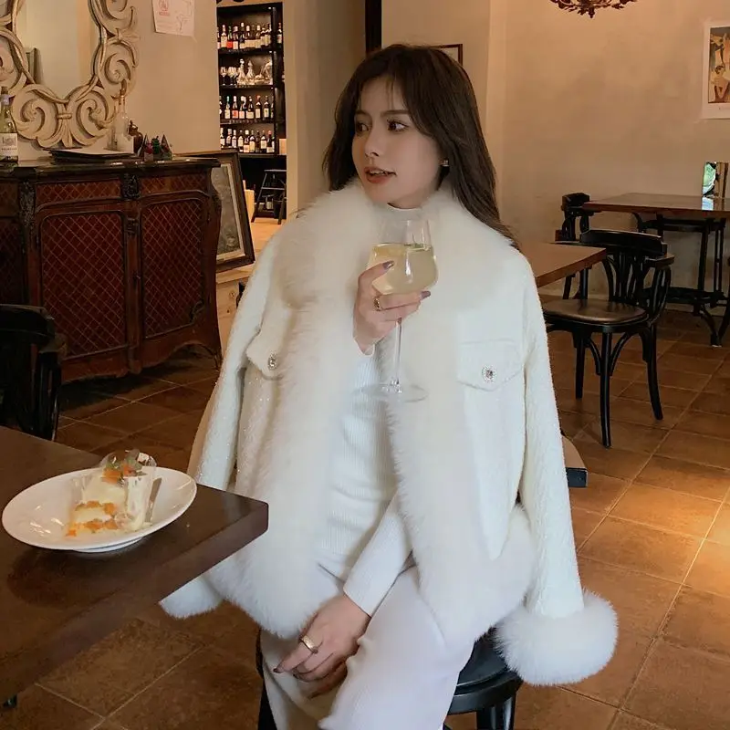 Высококачественная мигающая маленькая шуба в ароматном стиле, женская осенне-зимняя твидовая куртка из искусственного лисьего меха, плотная теплая верхняя одежда 
Высококачественная мигающая маленькая шуба в ароматном стиле, женская осенне-зимняя твидовая куртка из искусственного лисьего меха, плотная теплая верхняя одежда