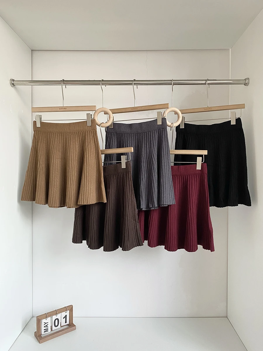 Fashionable Knitted Half Skirt Women's High Waist Pleated Casual Style Autumn 2025 Korean Retro A-Line Skirt
Fashionable Knitted Half Skirt Women's High Waist Pleated Casual Style Autumn 2025 Korean Retro A-Line Skirt