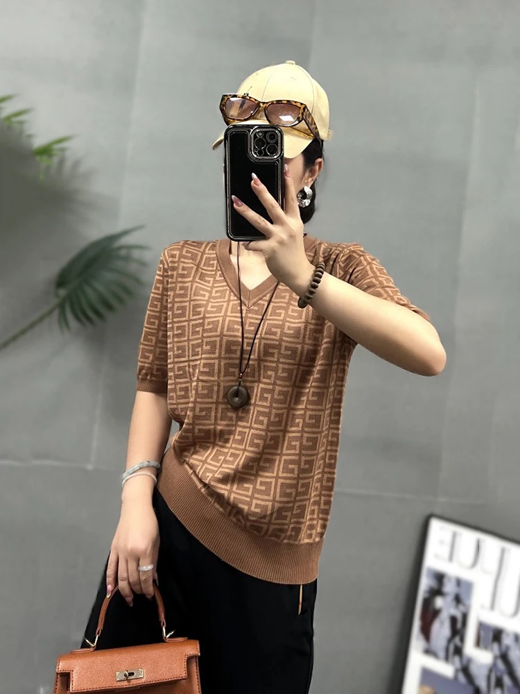 British Style Summer Thin Printed Women's Loose Knitted Short Sleeve V-Neck T-Shirt Casual Commute Fashion Lightweight Top
British Style Summer Thin Printed Women's Loose Knitted Short Sleeve V-Neck T-Shirt Casual Commute Fashion Lightweight Top