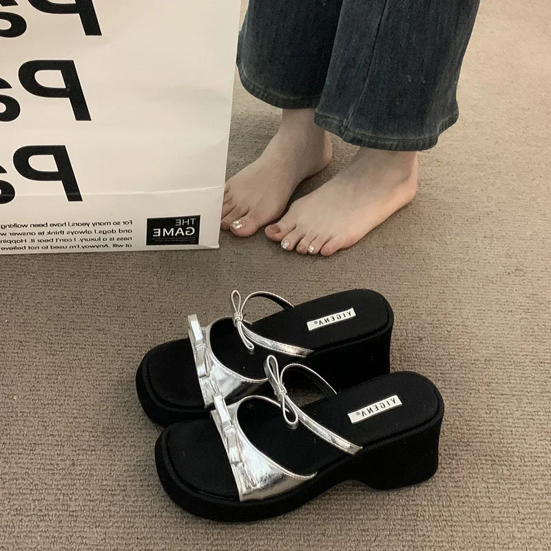 Летние женские тапочки на танкетке, модные туфли на толстой подошве, женские элегантные модельные шлепанцы
Летние женские тапочки на танкетке, модные туфли на толстой подошве, женские элегантные модельные шлепанцы