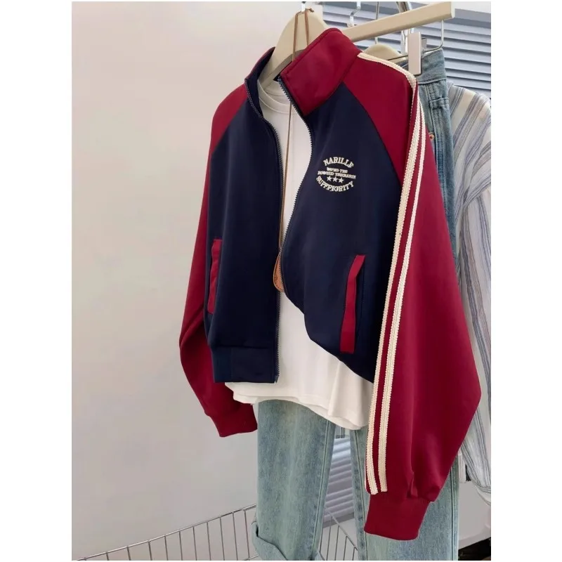 Мужская ретро-куртка в американском стиле с нашивками и полосками, на молнии, с капюшоном, из комфортного полиэстера, с воротником-стойкой
Мужская ретро-куртка в американском стиле с нашивками и полосками, на молнии, с капюшоном, из комфортного полиэстера, с воротником-стойкой