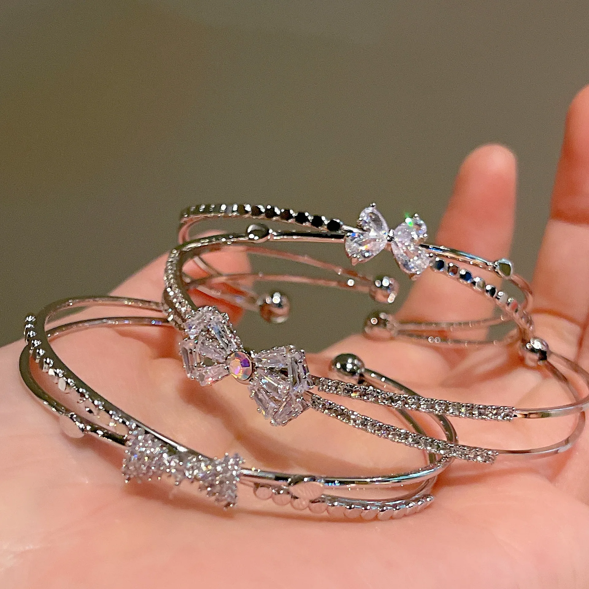 Open Bangles For Women Girl White Gold Plated Silver Color Cubic Zircon Luxury Fine Jewelry Charm Bracelets Party Accessories
Open Bangles For Women Girl White Gold Plated Silver Color Cubic Zircon Luxury Fine Jewelry Charm Bracelets Party Accessories