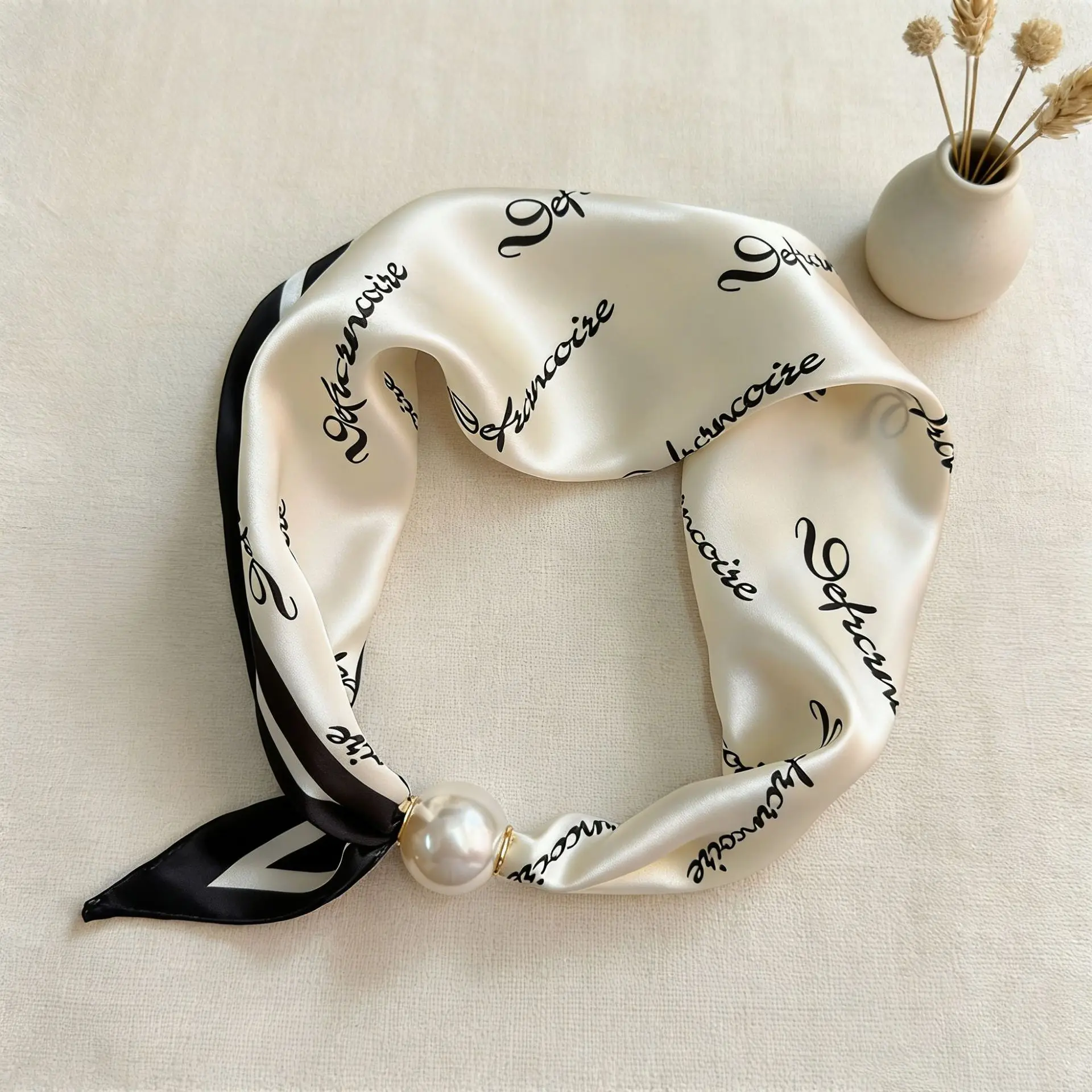 Lazy Silk Buckle Scarf Collarbone Chain Pearl Female Magnetic Thin Pendant Headscarf Neckerchief Woman Accesories Designer
Lazy Silk Buckle Scarf Collarbone Chain Pearl Female Magnetic Thin Pendant Headscarf Neckerchief Woman Accesories Designer