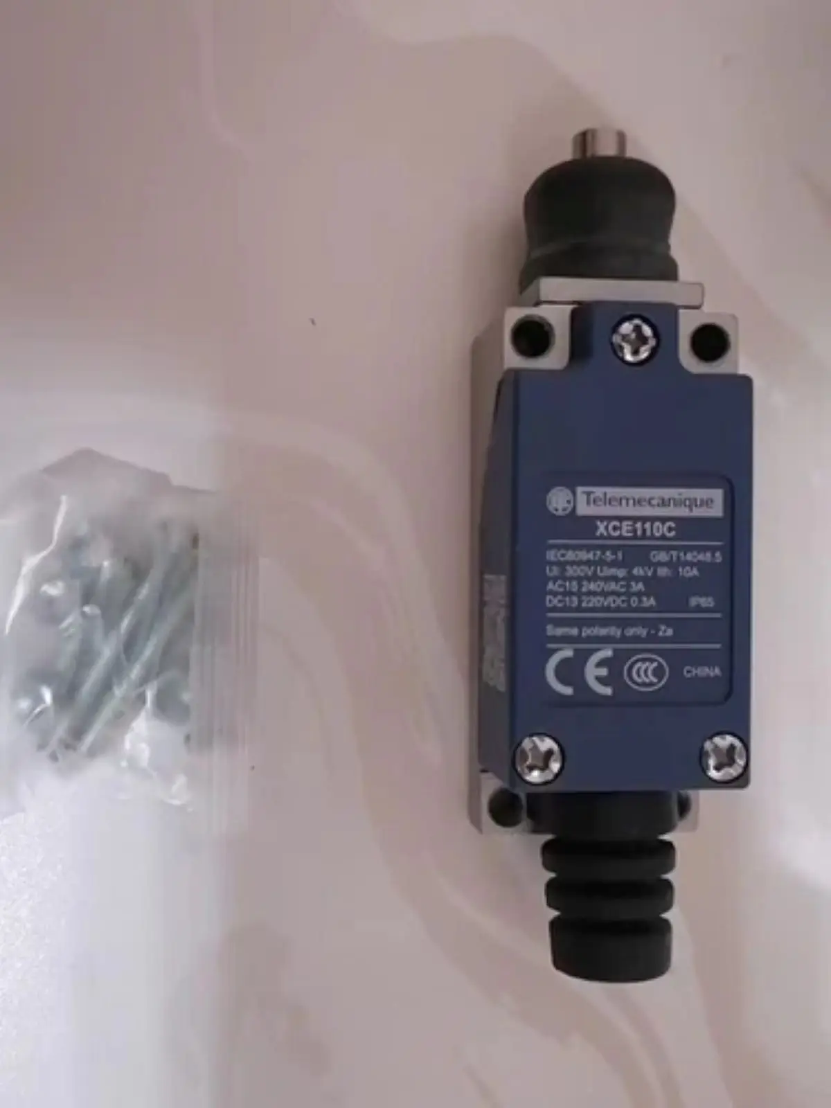 Travel switch XCE XCE-110 XCE110 new model XCE110C
Travel switch XCE XCE-110 XCE110 new model XCE110C
