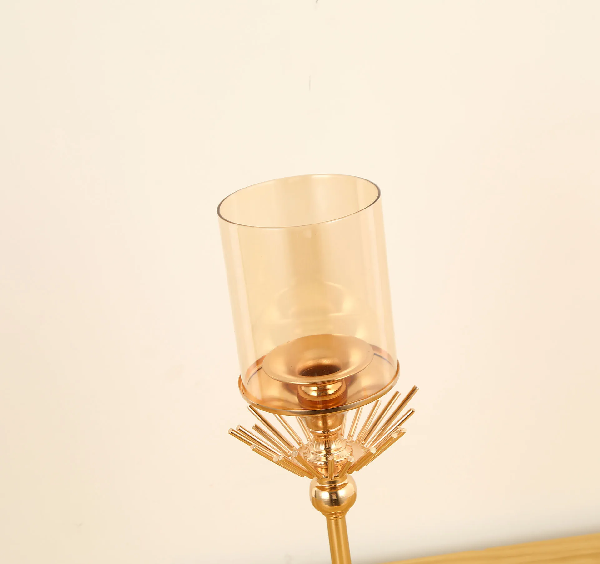 2022 Creative New Wedding Decoration Glass Windproof Round Bottom Thin Rod Metal Candle Holder
2022 Creative New Wedding Decoration Glass Windproof Round Bottom Thin Rod Metal Candle Holder