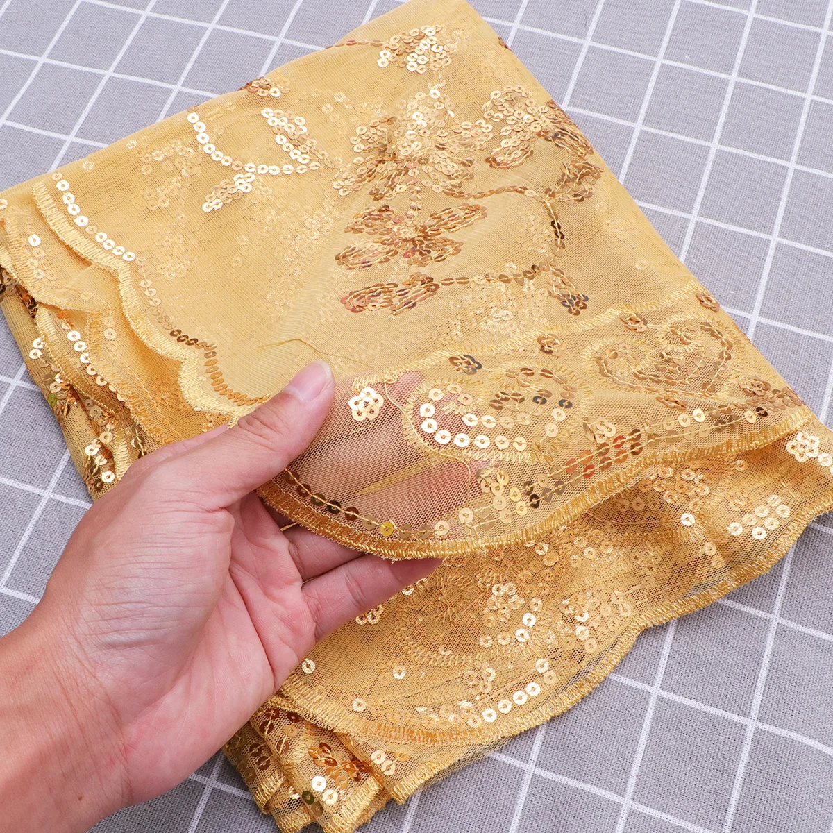 Women Sequin Shawl Golden Glitter Evening Wrap Wedding Party Scarf Sparkly Cape for Bridesmaid Prom Homecoming Fashion
Women Sequin Shawl Golden Glitter Evening Wrap Wedding Party Scarf Sparkly Cape for Bridesmaid Prom Homecoming Fashion