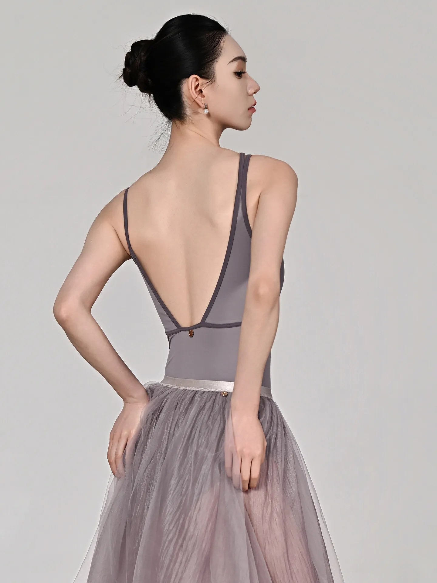 Deep V Back Sleeveless Gray Ballet Leotard For Women Irregular Adult Gymnastics Bodysuit Girls Yoga Clothes Ballet Dance Leotard
Deep V Back Sleeveless Gray Ballet Leotard For Women Irregular Adult Gymnastics Bodysuit Girls Yoga Clothes Ballet Dance Leotard