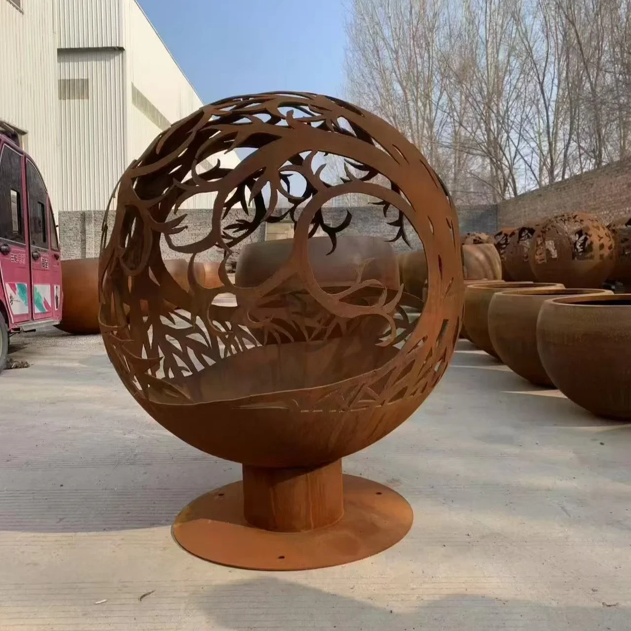 Antique Corten Steel Cast Iron Fire Bowl Intricate Design Modern Style Outdoor Fire Pit for Garden Decoration 
Antique Corten Steel Cast Iron Fire Bowl Intricate Design Modern Style Outdoor Fire Pit for Garden Decoration