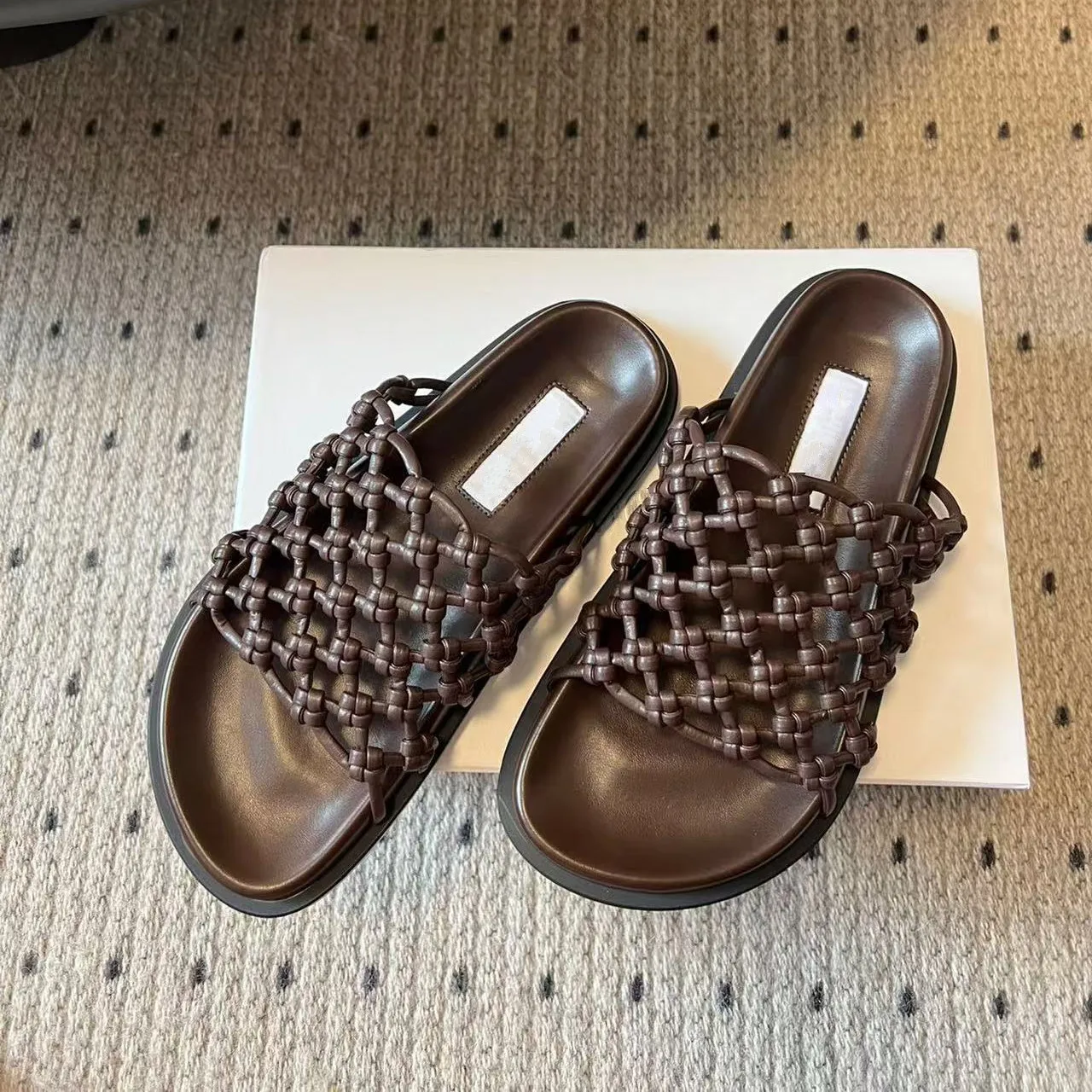 2026 women's summer slippers, new style for outdoor wear, flat bottomed woven beach one line slippers for going out
2026 women's summer slippers, new style for outdoor wear, flat bottomed woven beach one line slippers for going out