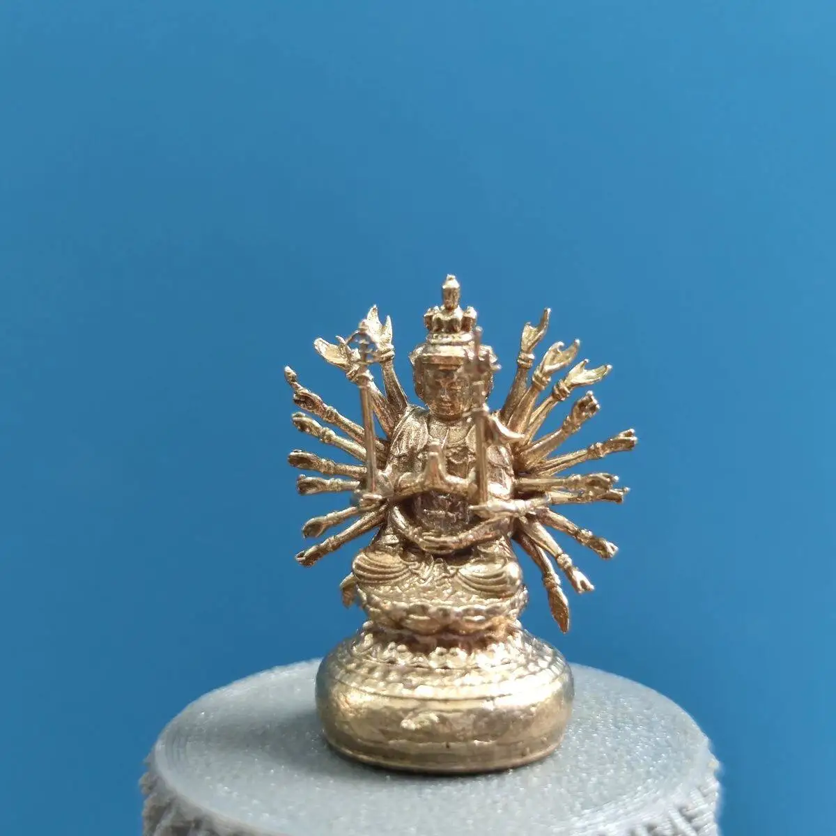 Exquisite brass Thousand Handed Avalokitesvara Bodhisattva Buddha statue Mini Portable Protective Ornament
Exquisite brass Thousand Handed Avalokitesvara Bodhisattva Buddha statue Mini Portable Protective Ornament
