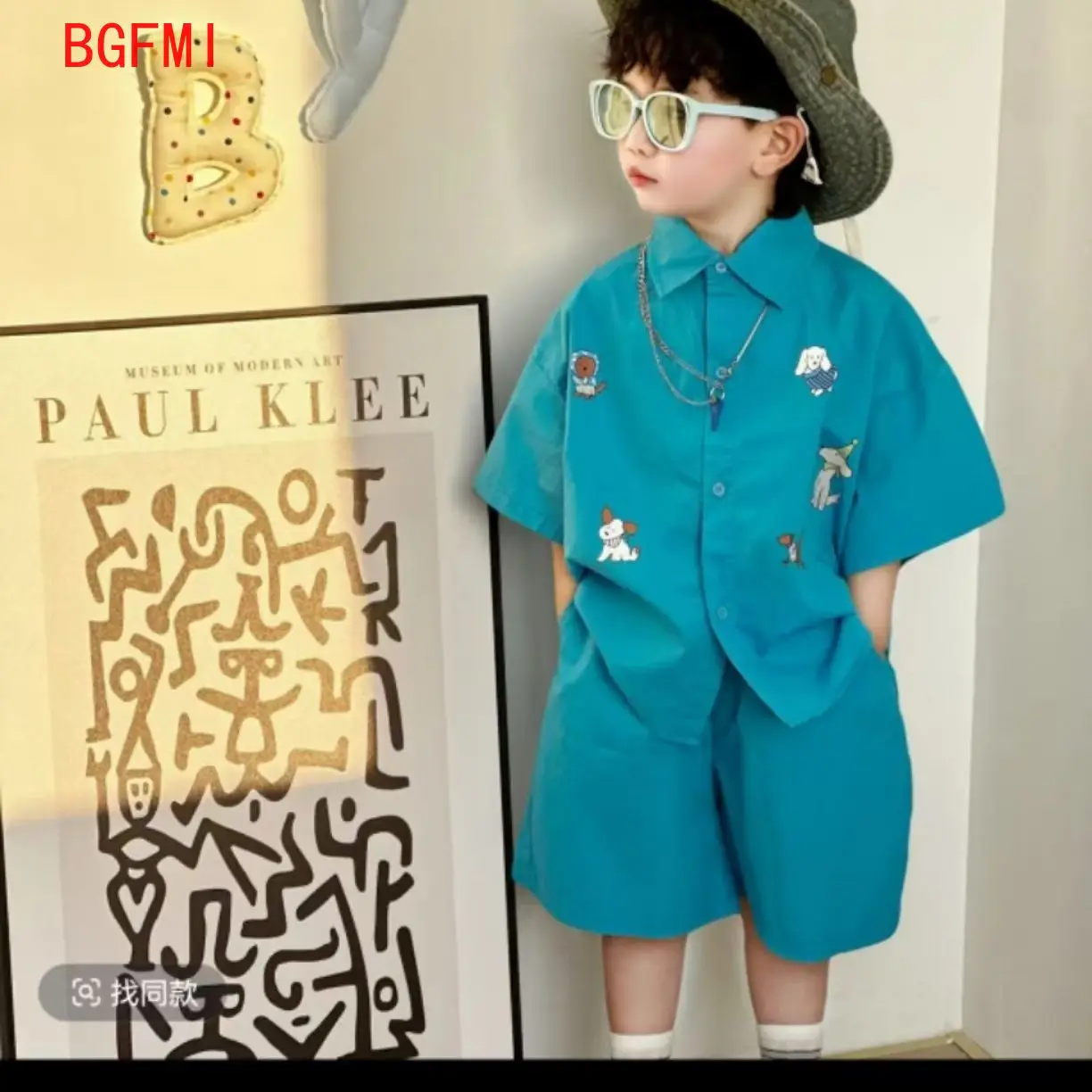 Костюм для маленьких мальчиков, летняя одежда 2025 года, детская корейская новая рубашка с короткими рукавами с героями мультфильмов, топ, шорты до колена, красивый комплект из 2 предметов
Костюм для маленьких мальчиков, летняя одежда 2025 года, детская корейская новая рубашка с короткими рукавами с героями мультфильмов, топ, шорты до колена, красивый комплект из 2 предметов