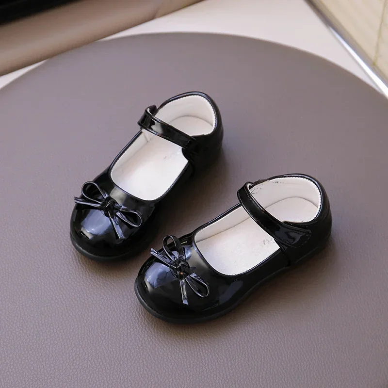 Kids Flat Shoes Black Glossy Students Trendy 2025 New Girls Performance Shoes with Simple Bow Children Leather Shoes Soft Sole
Kids Flat Shoes Black Glossy Students Trendy 2025 New Girls Performance Shoes with Simple Bow Children Leather Shoes Soft Sole