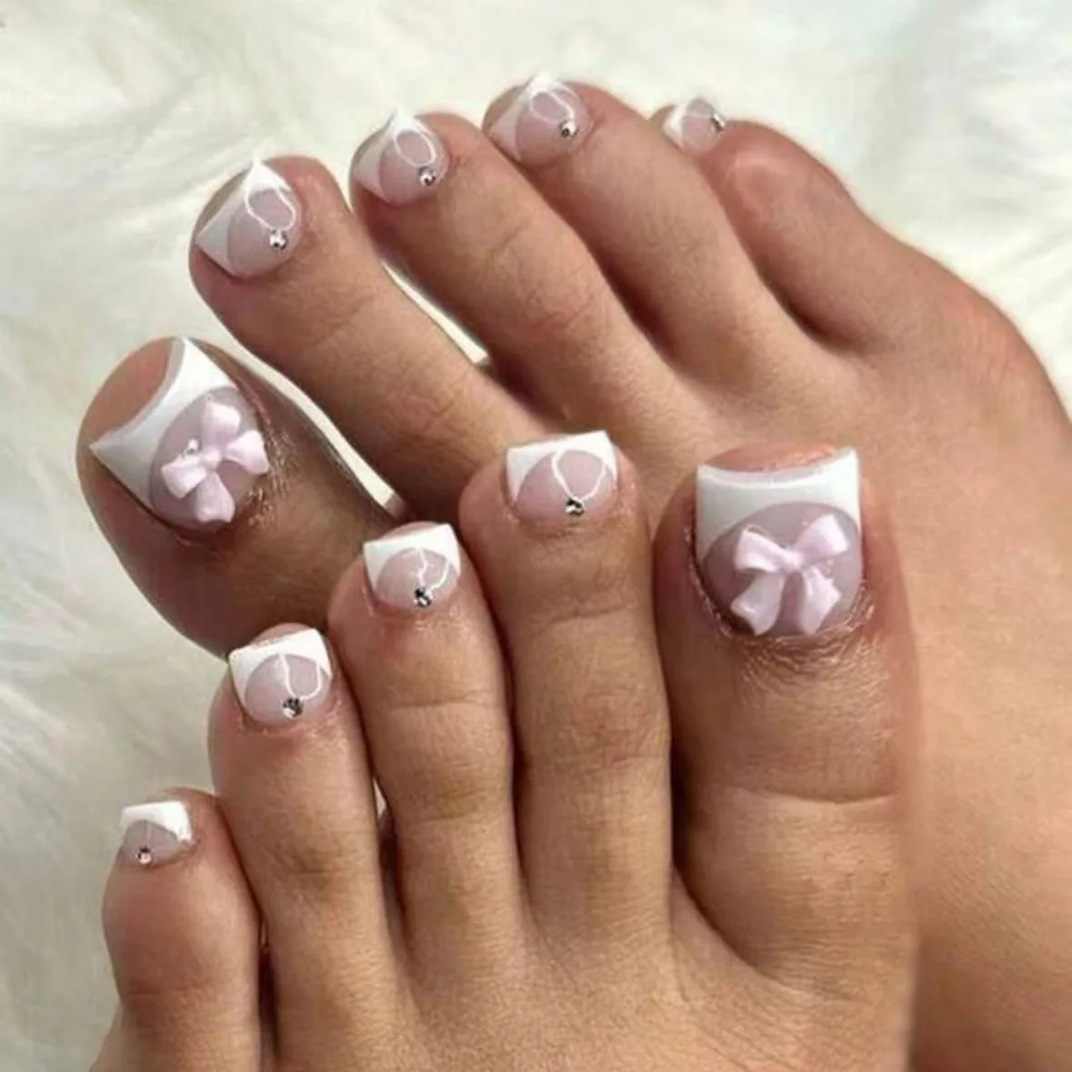 24pcs Cute Bowknots Press On Toe Nails Korean Style Simple White Edge French Tips Fake Toenails Rhinestone Decor False Toenails
24pcs Cute Bowknots Press On Toe Nails Korean Style Simple White Edge French Tips Fake Toenails Rhinestone Decor False Toenails